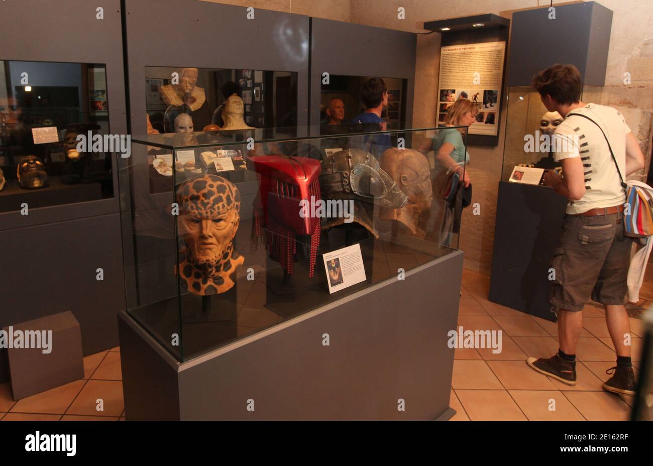 Masken aus der amerikanischen Science-Fiction-TV-Serie "Babylon 5" sind am 20. April 2011 im Internationalen Museum für Miniatur und Kino im Maison des Avocats in Lyon, Frankreich, zu sehen. Das Museum zeigt die Geheimnisse und Techniken von Special Effects-Machern, Filmsets, Modellen, Robotern, imaginären Kreaturen, Phantasien, Kostümen Prothesen und echten Geräten aus Filmsets. Fotos von Vincent Dargent/ABACAPRESS.COM Stockfoto