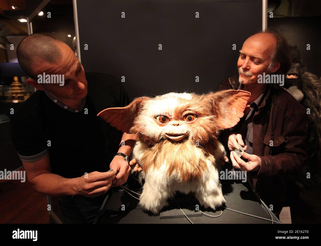 Museumsgründer Dan Ohlman posiert mit einem Assistenten neben einer Gremlin-Puppe aus dem Film "Gremlins 2" von Joe Dante, im Internationalen Museum für Miniatur und Kino, am 20. April 2011 im Maison des Avocats in Lyon, Frankreich. Das Museum zeigt die Geheimnisse und Techniken von Special Effects-Machern, Filmsets, Modellen, Robotern, imaginären Kreaturen, Phantasien, Kostümen Prothesen und echten Geräten aus Filmsets. Fotos von Vincent Dargent/ABACAPRESS.COM Stockfoto