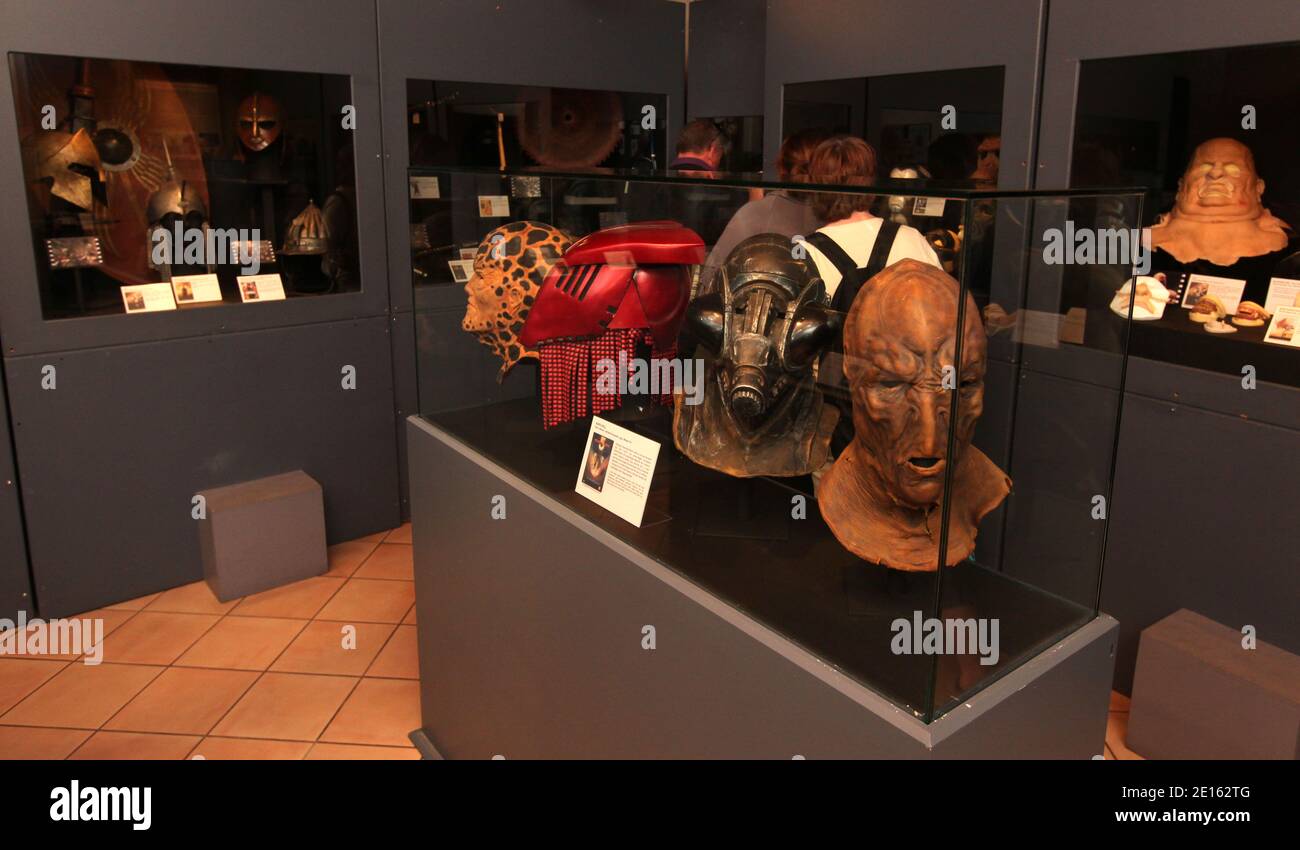 Masken aus der amerikanischen Science-Fiction-TV-Serie "Babylon 5" sind am 20. April 2011 im Internationalen Museum für Miniatur und Kino im Maison des Avocats in Lyon, Frankreich, zu sehen. Das Museum zeigt die Geheimnisse und Techniken von Special Effects-Machern, Filmsets, Modellen, Robotern, imaginären Kreaturen, Phantasien, Kostümen Prothesen und echten Geräten aus Filmsets. Fotos von Vincent Dargent/ABACAPRESS.COM Stockfoto
