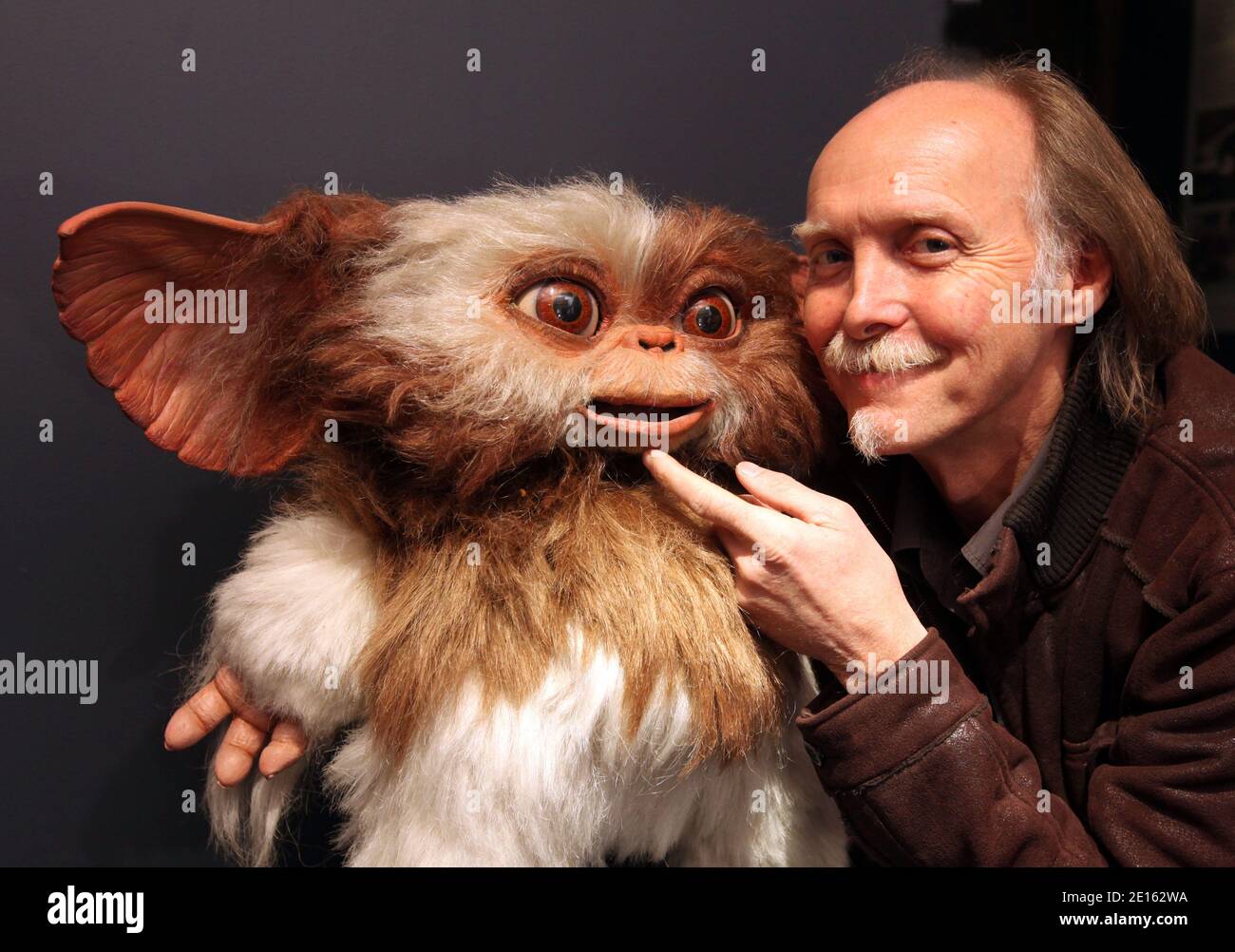 Museumsgründer Dan Ohlman posiert mit einer Gremlin-Puppe aus dem Film "Gremlins 2" von Joe Dante, im Internationalen Museum für Miniatur und Kino, am 20. April 2011 im Maison des Avocats in Lyon, Frankreich. Das Museum zeigt die Geheimnisse und Techniken von Special Effects-Machern, Filmsets, Modellen, Robotern, imaginären Kreaturen, Phantasien, Kostümen Prothesen und echten Geräten aus Filmsets. Fotos von Vincent Dargent/ABACAPRESS.COM Stockfoto