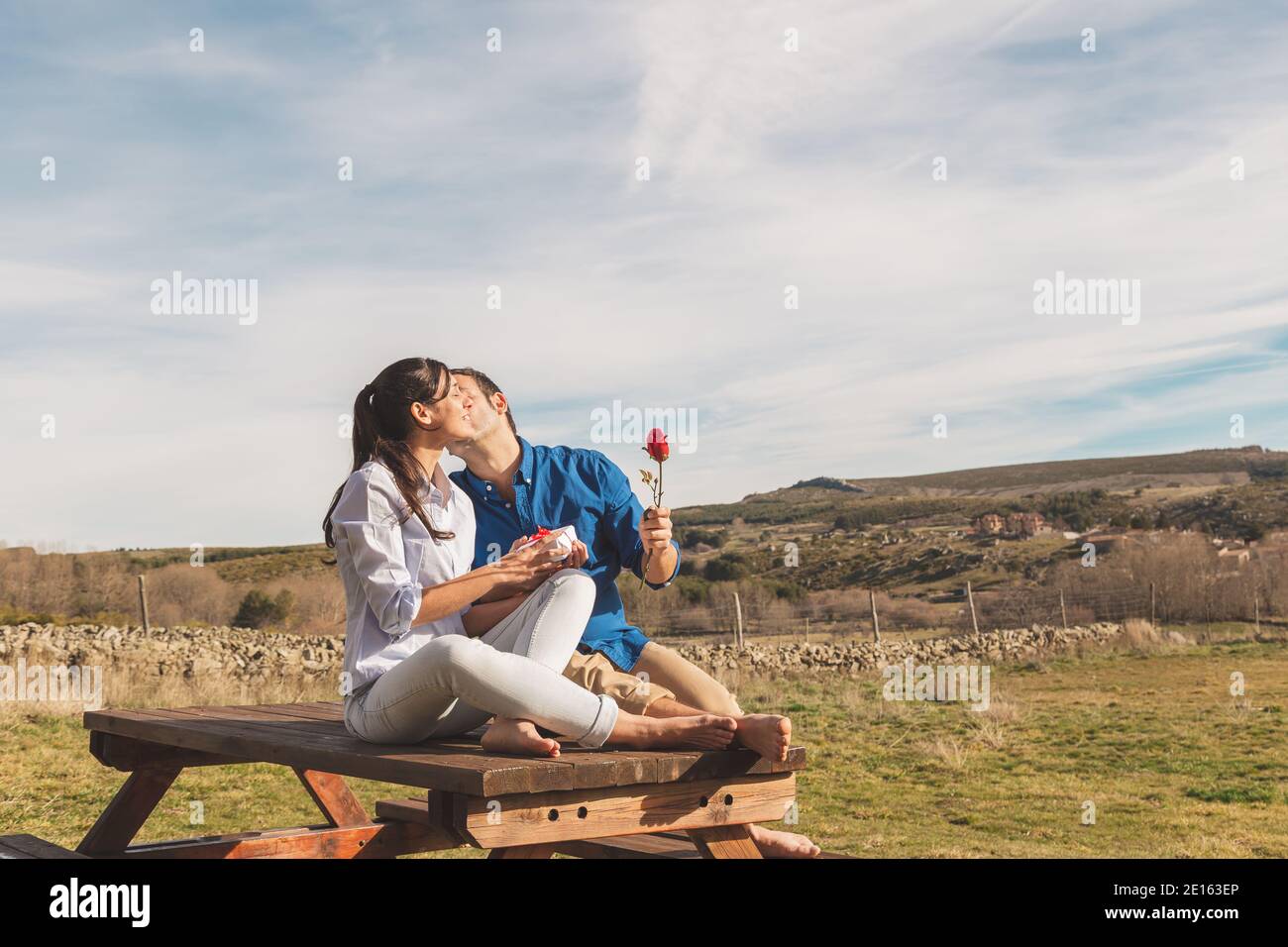 Junges Paar umarmt, küsst und genießt die Zeit zusammen zu verbringen, während die Feier des Valentinstag auf dem Land. Ich liebe san valentin und R Stockfoto