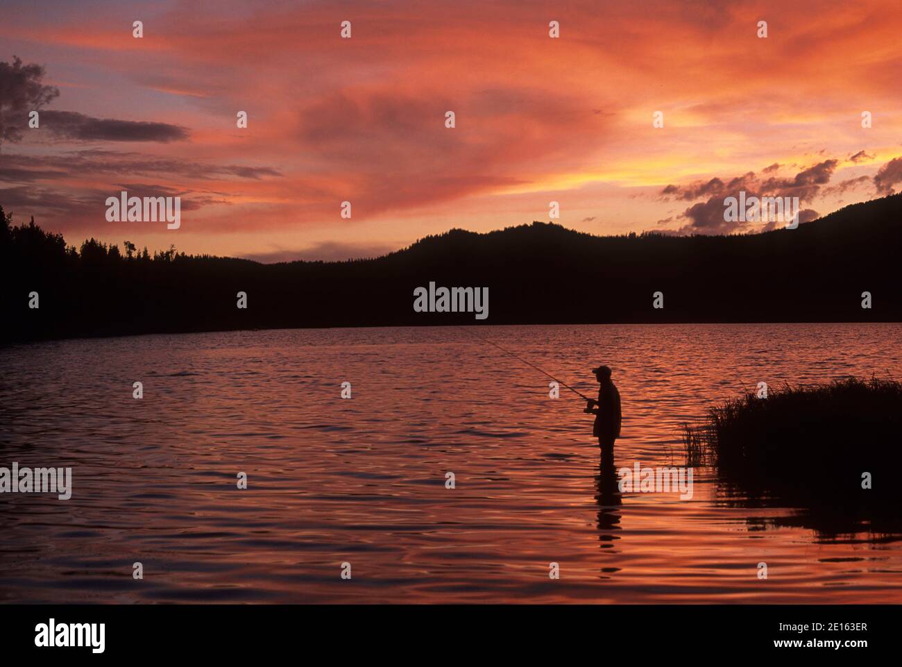 Angeln Silhouette Sonnenuntergang am Diamond Lake, Rogue-Umpqua National Scenic Byway, Umpqua National Forest, Oregon Stockfoto