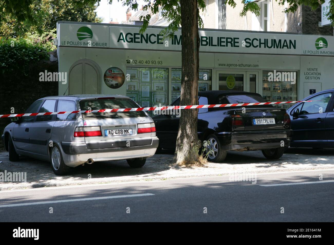 Am 21. April 2011 nehmen Polizeibeamte die Autos der vor 17 Tagen verschwundenen Familie in Nantes mit, um sie im Zusammenhang mit dem Verschwinden der Familie zu untersuchen. Heute wurde im Garten eines Hauses in Nantes eine Leiche entdeckt, und die Ermittlungen um sie herum werden sich künftig auf "Gefangennahme und Mord" konzentrieren, so der Staatsanwalt von Nantes, Xavier Ronsin. Die Familie, die im Haus wohnte, bestand aus zwei Eltern und vier Kindern. Gekritzelt in den Schmutz auf dem Auto ist "Sie haben nicht das Recht. Wir vermissen dich. PK'. Foto von ABACAPRESS.COM Stockfoto