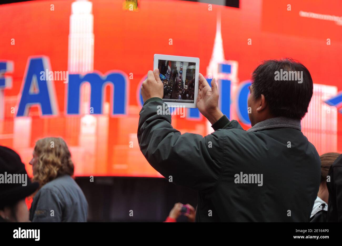 Illustration eines Mannes, der am 23. April 2011 mit einem iPad 2 im Times Square, New York City, NY, USA, filmte. Foto von JMP/ABACAPRESS.COM Stockfoto