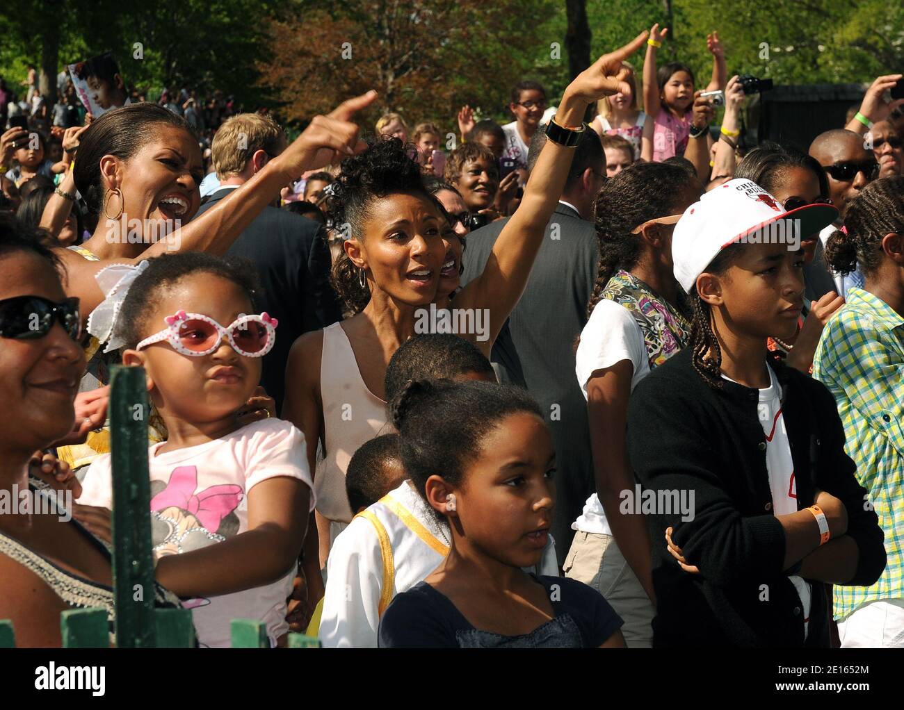 First Lady Michelle Obama, Jada Pinkett Smith und ihr Sohn Jaden Smith sehen Jadas Tochter Willow Smith beim Ostereierrollen im Weißen Haus auf dem South Lawn des Weißen Hauses in Washington, DC am 25. April 2011 zu. Foto von Roger L. Wollenberg/UPI/ABACAPRESS.COM Stockfoto