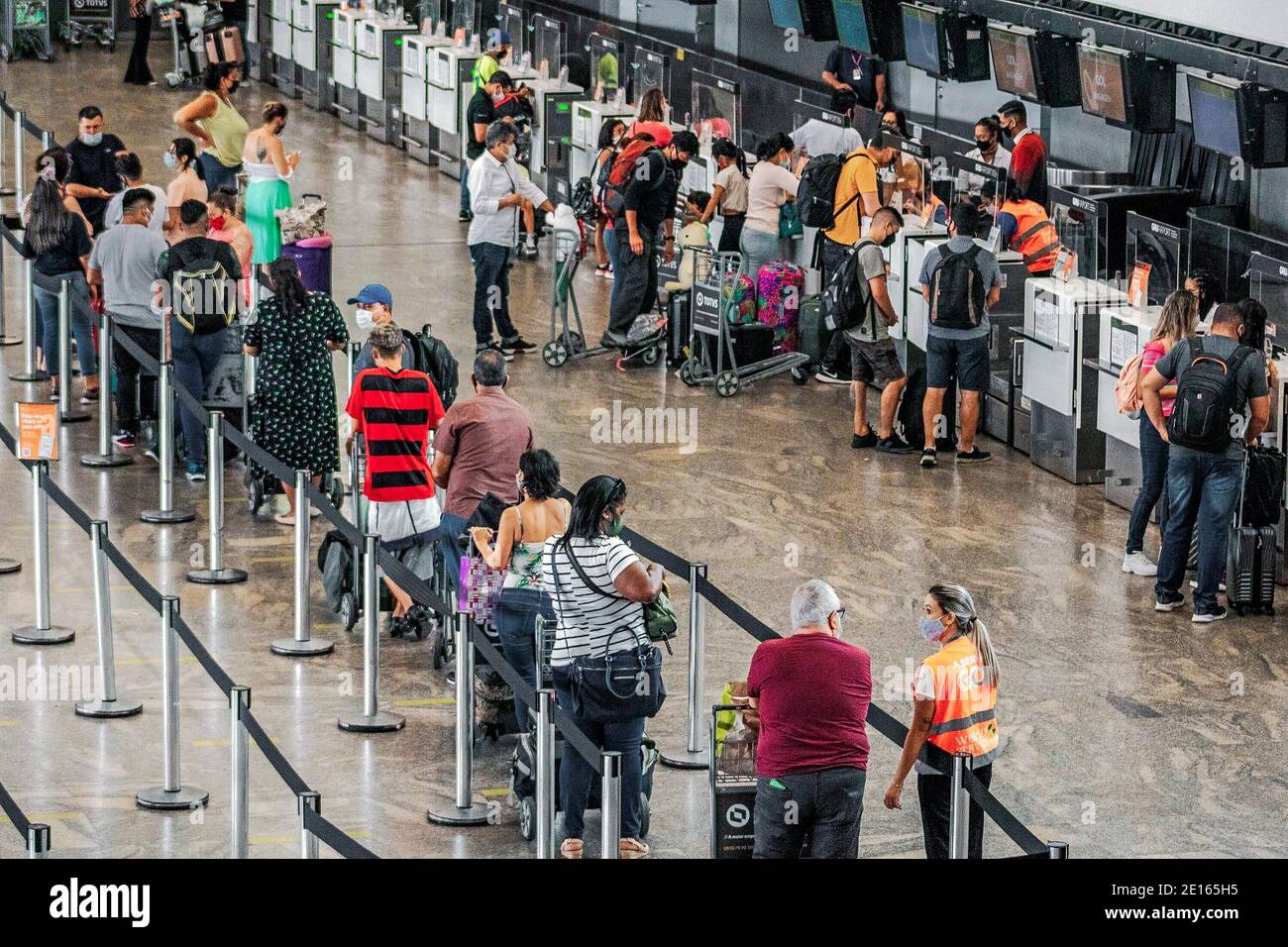 Guarulhos, Sao Paulo, Brasilien. Januar 2021. GUARULHOS (SP), 04/01/2021 - MOVIMENTACAO NO AEROPORTO INTERNACIONAL DE GUARULHOS - Na primeira segunda-feira de 2021, a movimentacao no Aeroporto de Guarulhos, e regular. O Terminal 1, para embarque e desembarque domestico, esta fechado com cones e correntes impedindo a entrada principal de passageiros e veiculos, porem nao a nenhum aviso nas vias, que impeca os mesmos de ir ate o local para descobrir. Quelle: Fepesil/TheNEWS2/ZUMA Wire/Alamy Live News Stockfoto