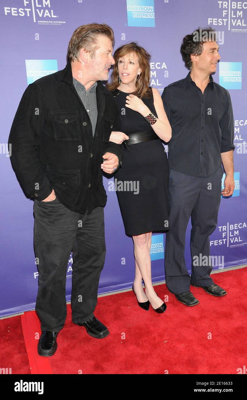 L-R: Alec Baldwin, Jane Rosenthal und Doug Liman besuchen die Panelreihe "Tribeca Talks" während des Tribeca Film Festivals, das am 26. April 2011 im SVA Theater in New York City stattfindet. Foto von Graylock/ABACAPRESS.COM Stockfoto