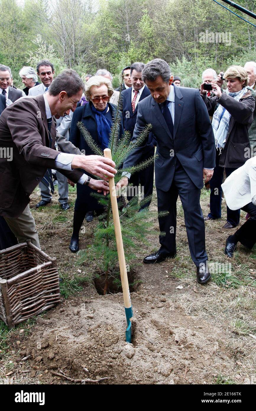 Nicolas Sarkozy, Präsident der republik, Visite du Massif forestier de Darnets en Presence de Bernadette Chirac, Conseillere generale, Bruno Le Maire, Ministre de l'Agriculture, Natahlie Kosciusko Morizet, Ministre de l'ecologie et des elus locaux et exploitants forestiers, Plantage d'un arbre Stockfoto