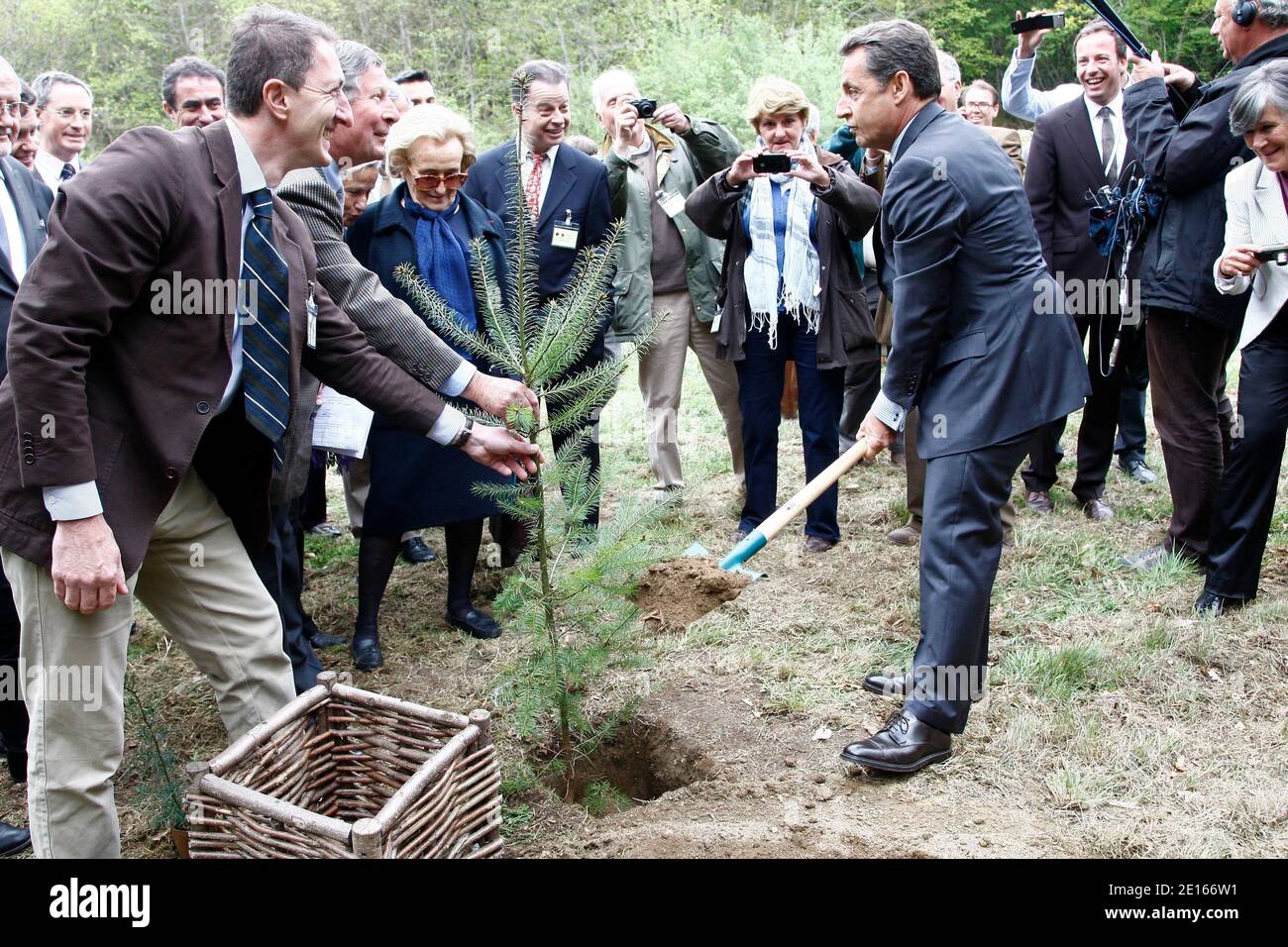 Nicolas Sarkozy, Präsident der republik, Visite du Massif forestier de Darnets en Presence de Bernadette Chirac, Conseillere generale, Bruno Le Maire, Ministre de l'Agriculture, Natahlie Kosciusko Morizet, Ministre de l'ecologie et des elus locaux et exploitants forestiers, Plantage d'un arbre Stockfoto