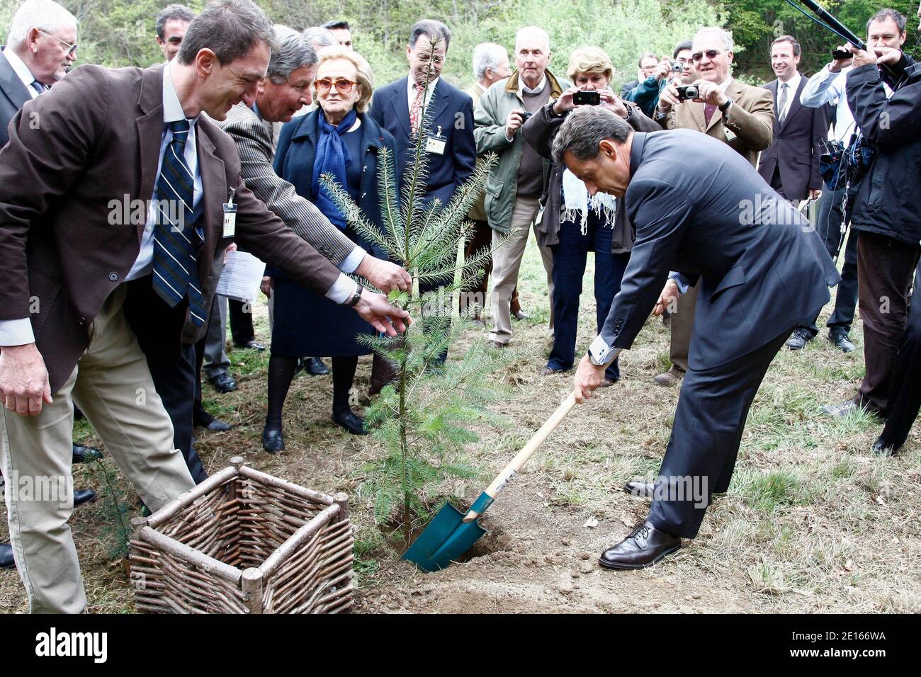 Nicolas Sarkozy, Präsident der republik, Visite du Massif forestier de Darnets en Presence de Bernadette Chirac, Conseillere generale, Bruno Le Maire, Ministre de l'Agriculture, Natahlie Kosciusko Morizet, Ministre de l'ecologie et des elus locaux et exploitants forestiers, Plantage d'un arbre Stockfoto