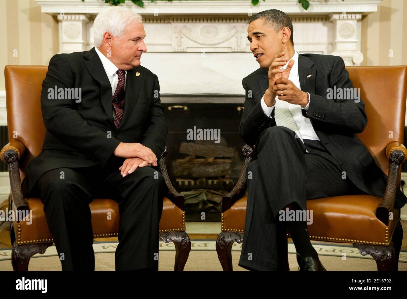 Präsident Barack Obama spricht mit den Medien nach einem Treffen mit Ricardo Martinelli, Präsident von Panama, links, im Oval Office im Weißen Haus in Washington, D.C., USA, am Donnerstag, dem 28. April 2011. Foto von Brendan Hoffman/Pool/ABACAPRESS.COM Stockfoto