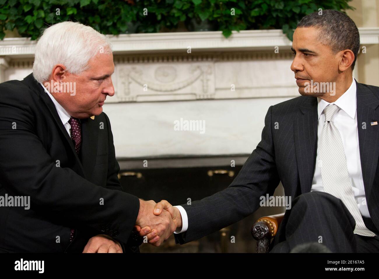 Präsident Barack Obama schüttelt die Hände mit Ricardo Martinelli, Präsident von Panama, links, im Oval Office im Weißen Haus in Washington, D.C., USA, in Washington, D.C., USA, am Donnerstag, 28. April 2011. Foto von Brendan Hoffman/Pool/ABACAPRESS.COM Stockfoto