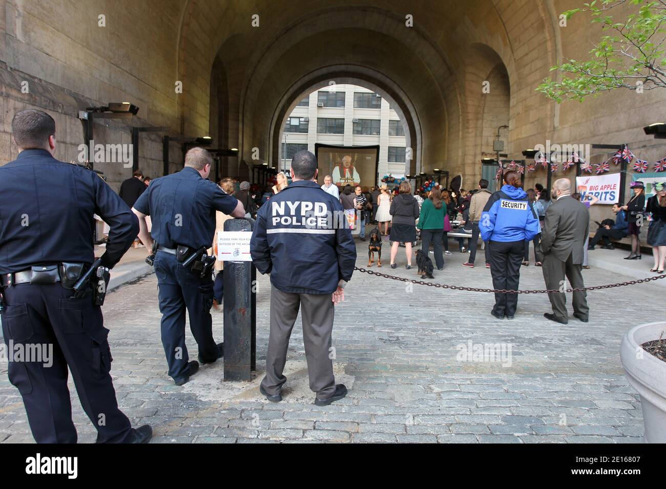 New Yorker feiern am 29. April 2011 die königliche Hochzeit von Prinz William und Kate Middleton im Archway in Dumbo, New York, NY.Foto von Charles Guerin/ABACAPRESS.COM Stockfoto