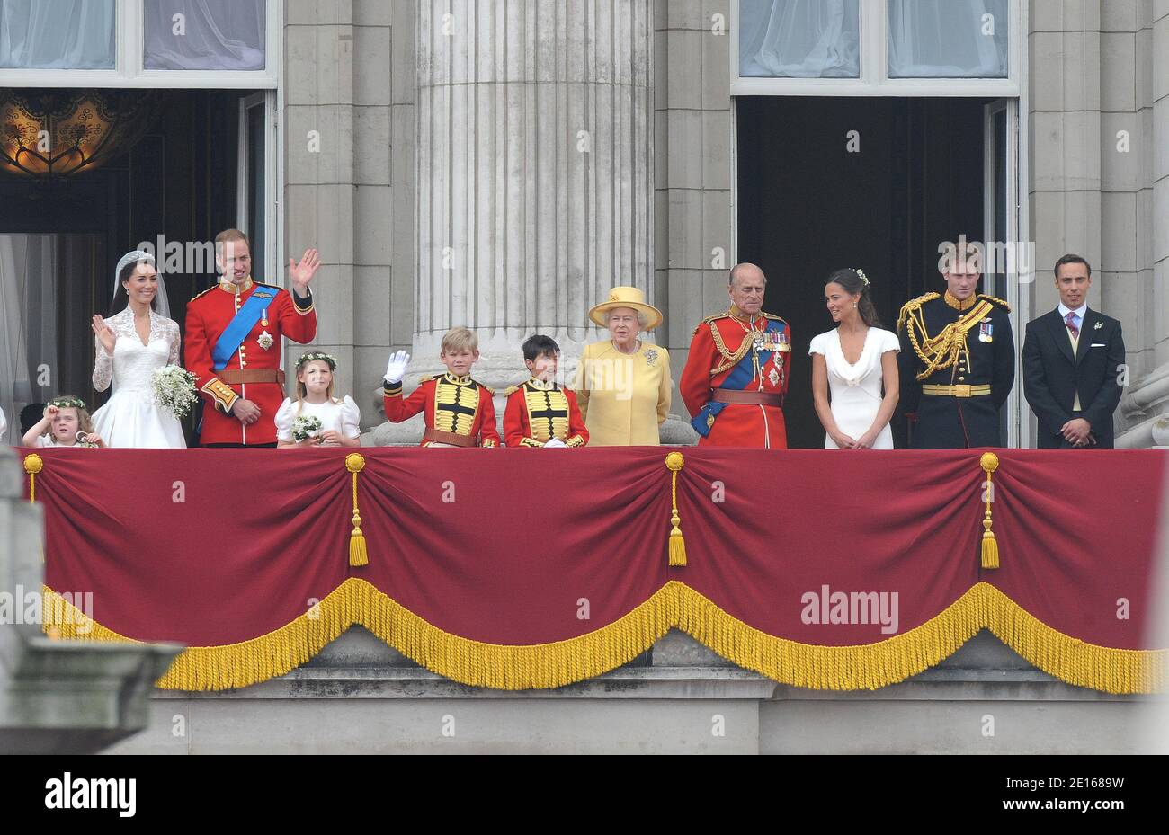 Prinz William und seine Braut Prinzessin Catherine erscheinen auf dem Balkon des Buckingham Palace zusammen mit Königin Elizabeth, Prinz Philip, Prinz Harry, Pippa Middleton und James Middleton nach ihrer Hochzeitszeremonie in London, Großbritannien am 29. April 2011. Foto von Mousse/ABACAPRESS.COM Stockfoto