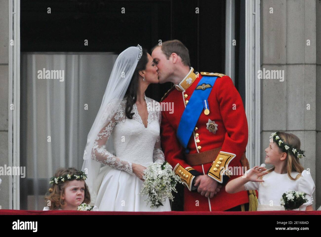 Prinz William und seine Braut Prinzessin Catherine erscheinen auf dem Balkon des Buckingham Palace zusammen mit Königin Elizabeth, Prinz Philip, Charles Prince of Wales, Camilla Herzogin von Cornwall, Prinz Harry, Pippa Middleton und James Middleton nach ihrer Hochzeitszeremonie in London, Großbritannien am 29. April 2011. Foto von Christophe Guibbaud/ABACAPRESS.COM Stockfoto