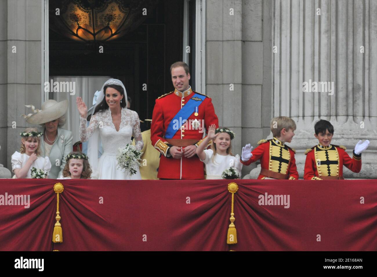 Prinz William und seine Braut Prinzessin Catherine erscheinen auf dem Balkon des Buckingham Palace zusammen mit Königin Elizabeth, Prinz Philip, Charles Prince of Wales, Camilla Herzogin von Cornwall, Prinz Harry, Pippa Middleton und James Middleton nach ihrer Hochzeitszeremonie in London, Großbritannien am 29. April 2011. Foto von Christophe Guibbaud/ABACAPRESS.COM Stockfoto