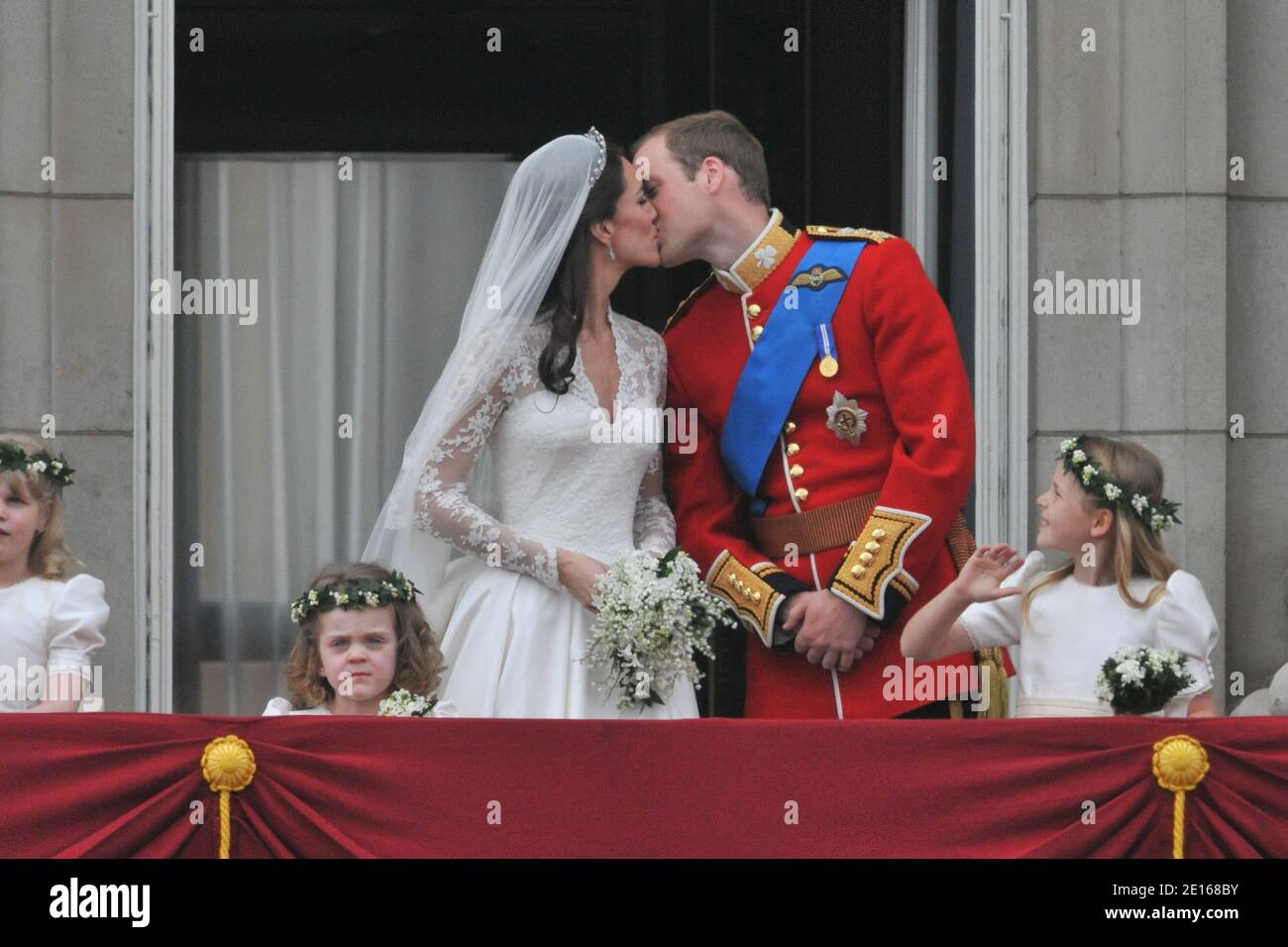 Prinz William und seine Braut Prinzessin Catherine erscheinen auf dem Balkon des Buckingham Palace zusammen mit Königin Elizabeth, Prinz Philip, Charles Prince of Wales, Camilla Herzogin von Cornwall, Prinz Harry, Pippa Middleton und James Middleton nach ihrer Hochzeitszeremonie in London, Großbritannien am 29. April 2011. Foto von Christophe Guibbaud/ABACAPRESS.COM Stockfoto