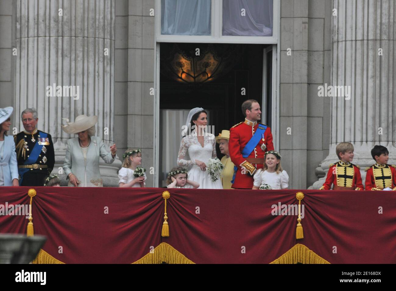 Prinz William und seine Braut Prinzessin Catherine erscheinen auf dem Balkon des Buckingham Palace zusammen mit Königin Elizabeth, Prinz Philip, Charles Prince of Wales, Camilla Herzogin von Cornwall, Prinz Harry, Pippa Middleton und James Middleton nach ihrer Hochzeitszeremonie in London, Großbritannien am 29. April 2011. Foto von Christophe Guibbaud/ABACAPRESS.COM Stockfoto