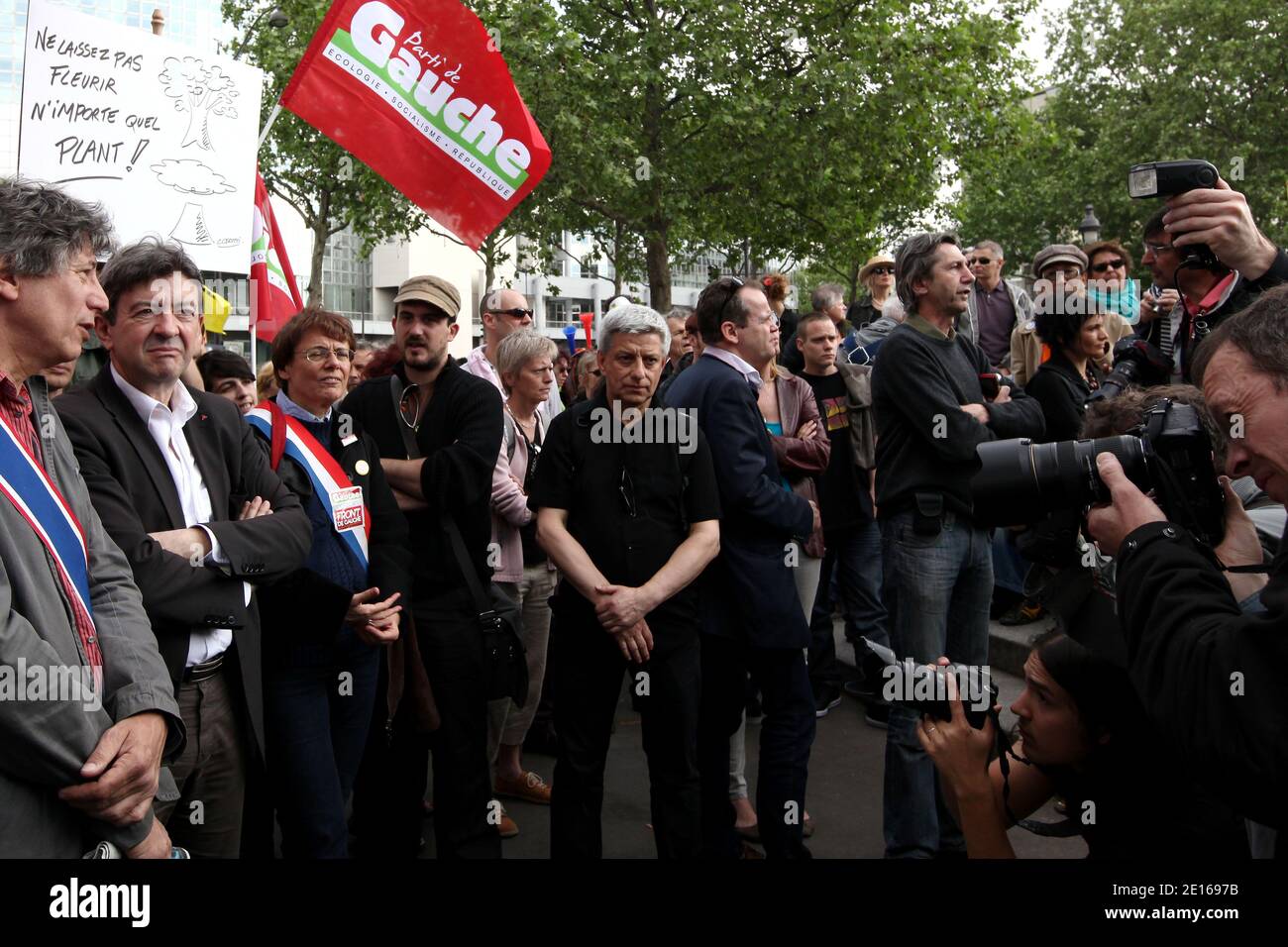 Der Präsident der neuen linken Partei Parti de Gauche, Jean-Luc Melenchon, nimmt am 30. April 2011 an einer Versammlung von Anti-Atomaktivisten Place de la Bastille in Paris Teil. Foto von Stephane Lemouton/ABACAPRESS.COM Stockfoto