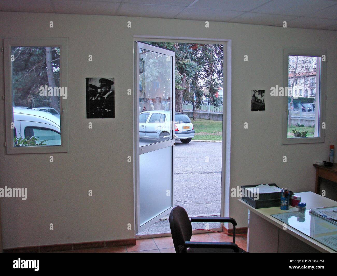 Photo d'une affiche representant Hitler dans les locaux de a CRS 58 a Perpignan, France le 14 Avril 2011. La CGT vient de porter plainte apres la decouverte d'une affiche montrant Hitler dans des locaux de la CRS de Perpignan. Il semblerait que la personne qui a placarde cette affiche a pris un simple Petit blame, pratiquement la meme chose que prend un officier de Police en tenue qui fume dans la rue, sans préciser qui avait pris l'Initiative d'un tel affichage. Le parquet de Perpignan a dit avoir decide d'ordonner une enquete de Police apres avoir reçu la plaine de la CGT. C'est le 17 Janvie Stockfoto