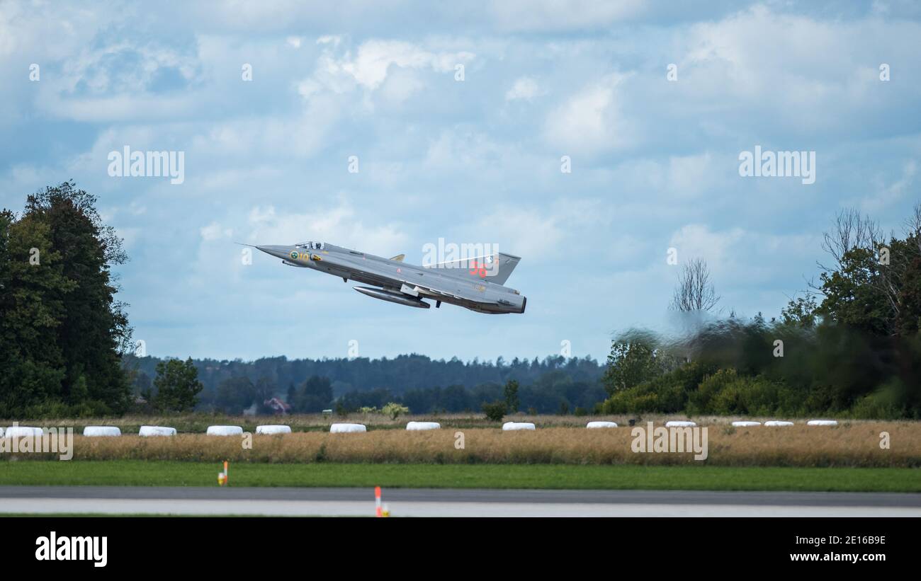 Uppsala, Uppsala län/Sweden - 08/25/2018: Schwedischer J35 Draken aus Saab ab in Aktion: Ein Flypast oder Überflug mit dem pensionierten schwedischen Kämpfer J35 Draken Stockfoto