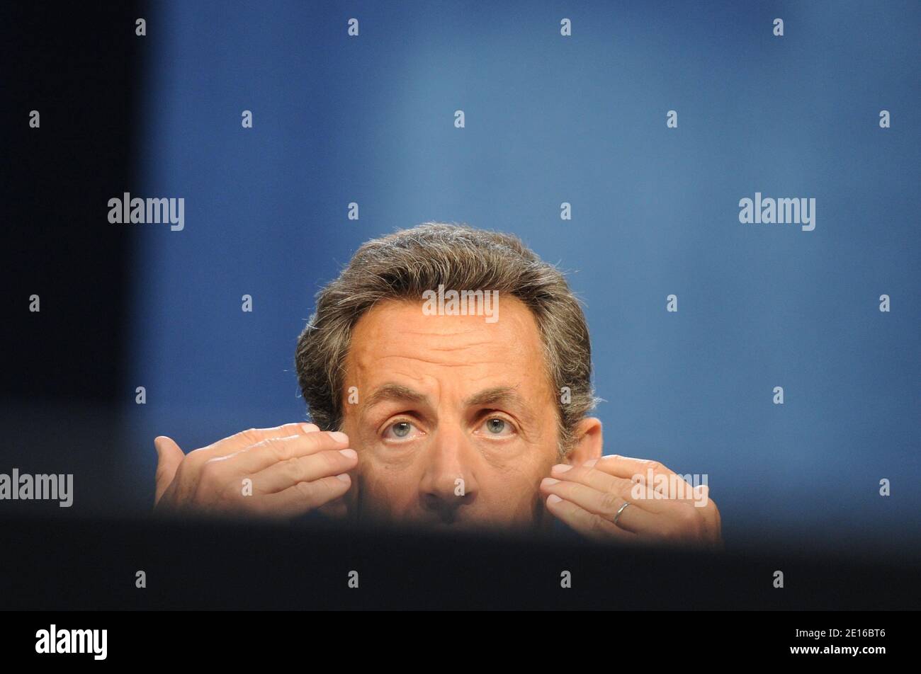 Der französische Präsident Nicolas Sarkozy hat sich bei einem Treffen zur Energiepolitik nach seinem Besuch im Kernkraftwerk Gravelines, Nordfrankreich, am 3. Mai 2011 während seines Besuchs am Standort ein Bild gemacht. Foto von Thierry Orban/ABACAPRESS.COM Stockfoto