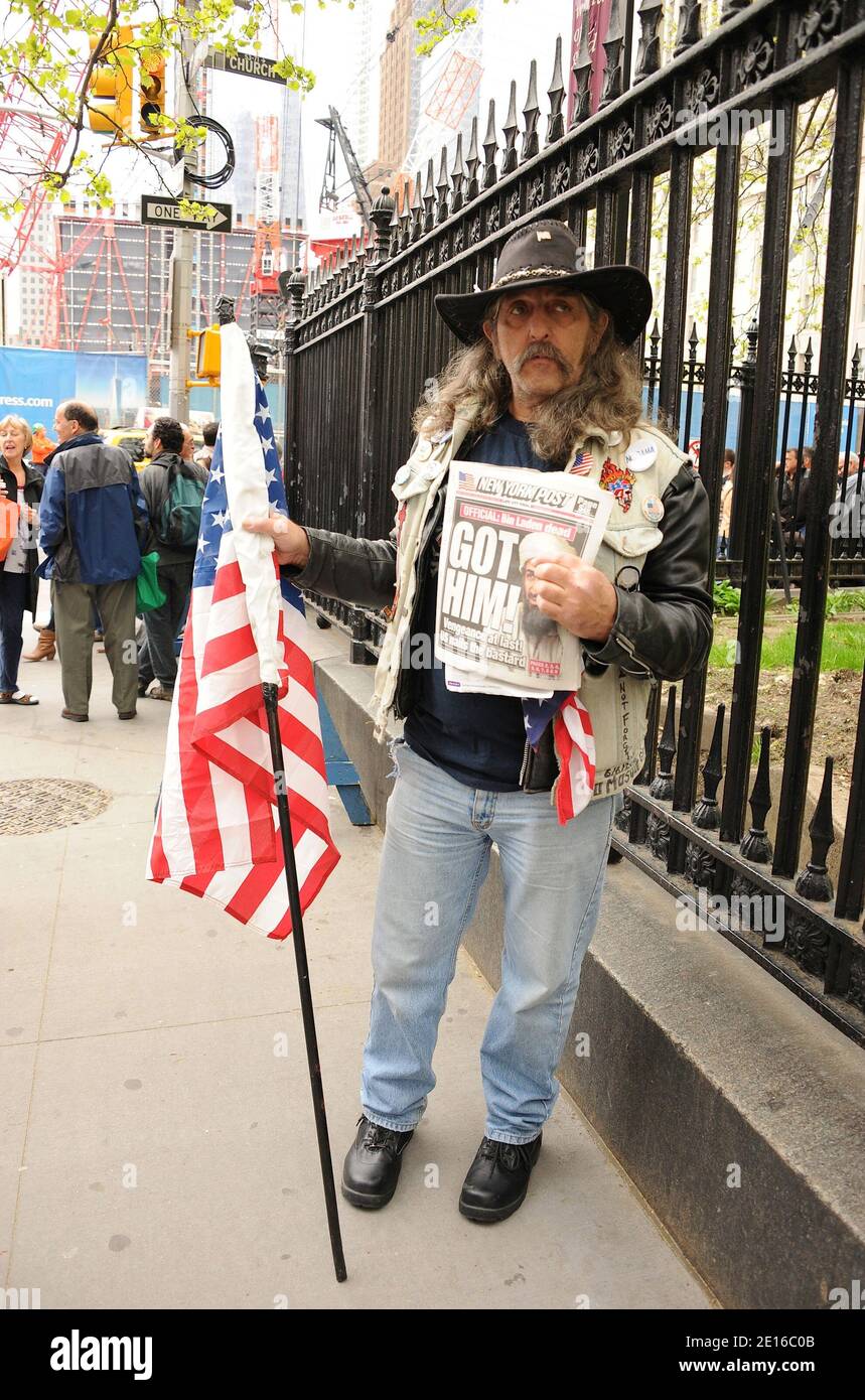 Gary Gone, Einwohner von New York City, feiert am 02. Mai 2011 den Tod von Osama bin Laden auf der Baustelle Ground Zero des Memorial and Freedom Tower 911, Ground Zero in New York. Foto von Graylock/ABACAPRESS.COM Stockfoto