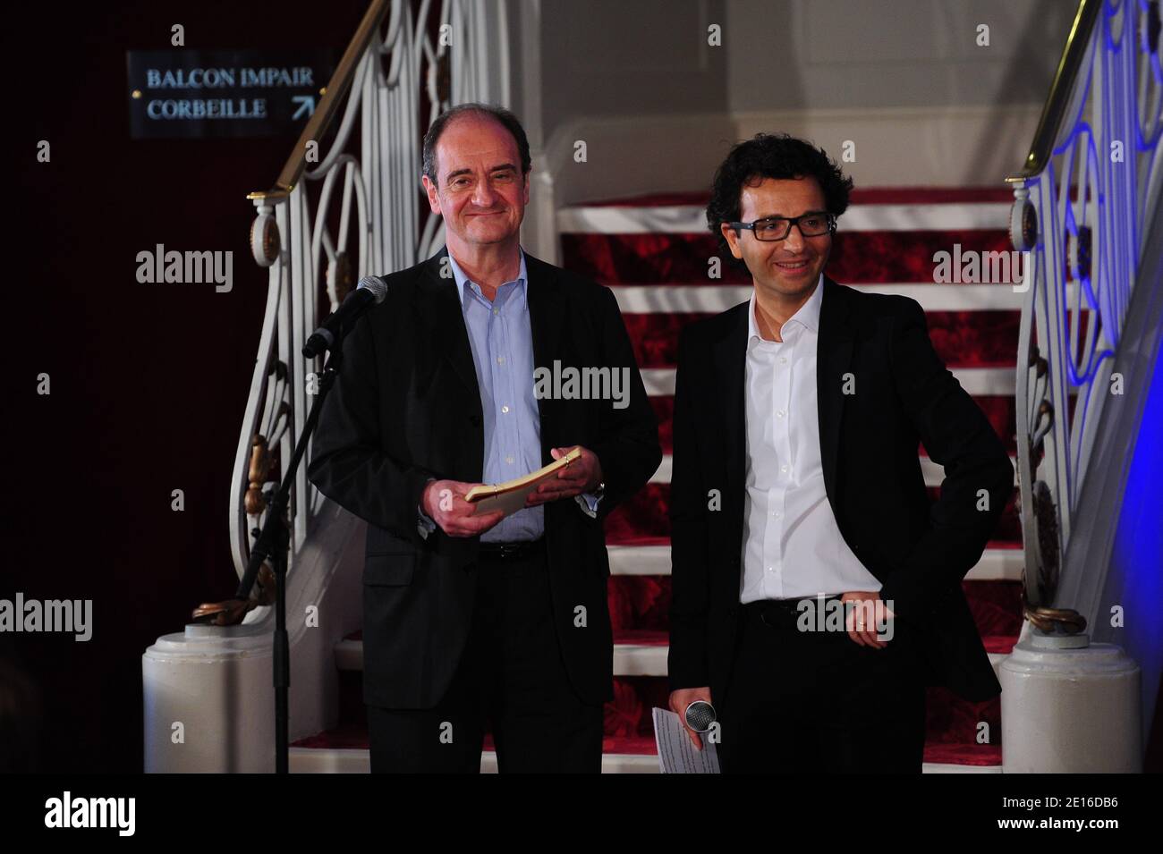 Pierre Lescure und Laurent Bentata bei einer Pressekonferenz zur Bekanntgabe der Rückkehr des Musicals Cabaret von Sam Mendes im Theater Marigny in Paris, Frankreich am 5. Mai 2011. Foto von Mousse/ABACAPRESS.COM Stockfoto