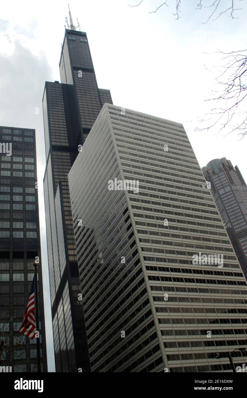 Der Willis Tower, der am 3. Mai 1973 fertiggestellt wurde, befindet sich am Wacker Drive in Chicagos West Loop und ist 1,450 Meter hoch. Im Jahr 1982 erhöhten die Antennen, die dem Gebäude hinzugefügt wurden, seine Gesamthöhe auf 1,704 Fuß. Derzeit ist der Willis Tower das höchste Gebäude in den Vereinigten Staaten und das fünfthöchste freistehende Gebäude der Welt, sowie das fünfthöchste Gebäude der Welt zum Dach. Auf der 103. Etage befindet sich das Ledge's, das sind Glaskästen, die sich 4.3 Meter vom Skydeck des Wolkenkratzers erstrecken. Bild aufgenommen in Chicago, am 5. Mai 2011. Foto von Cindy Barrymore/ABACAPRESS.COM Stockfoto