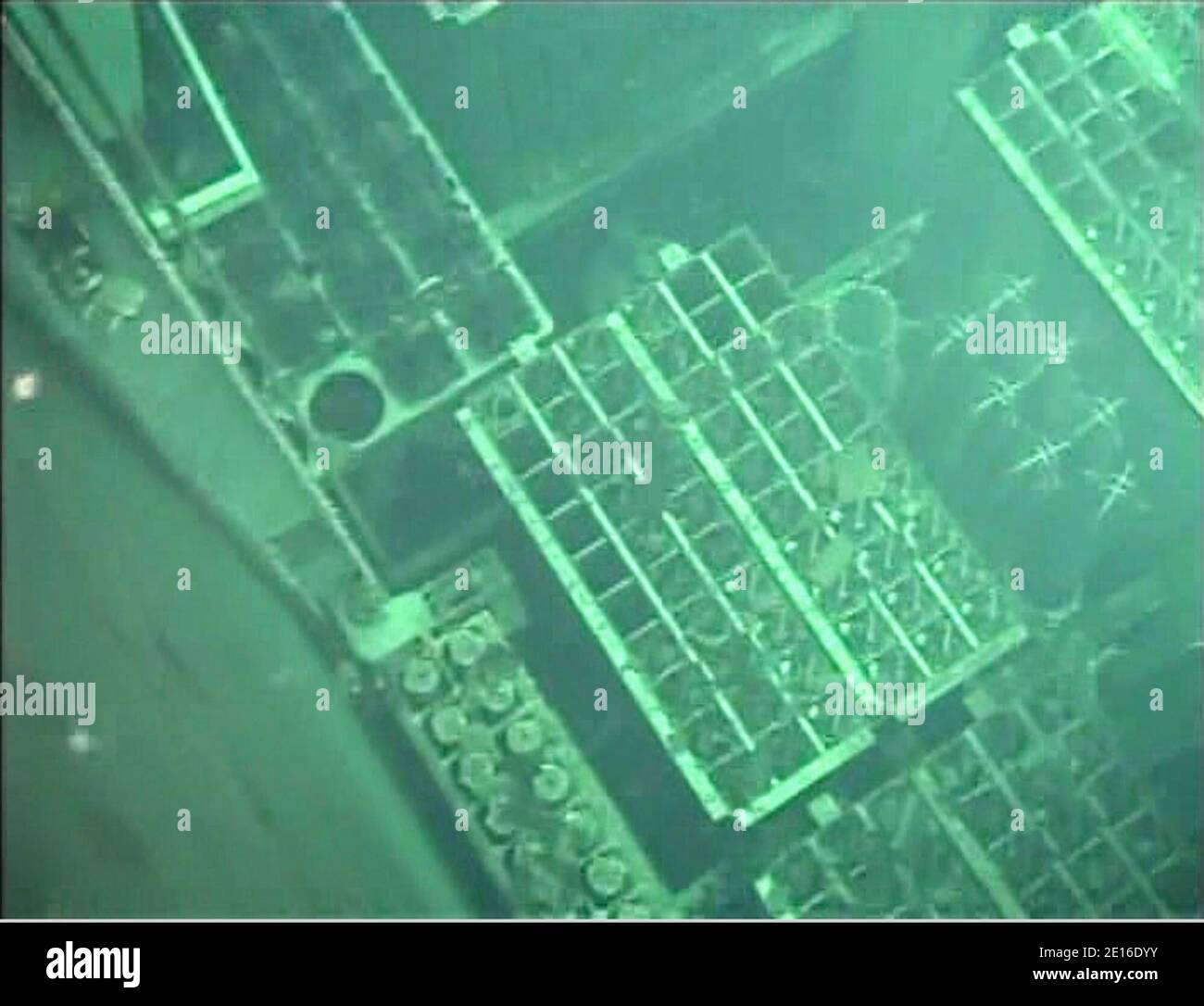 In diesem Standbild aus dem Video vom 30. April 2011 sind Brennstäbe im abgebrannten Brennstoff-Pool des Reaktors 4 des Kernkraftwerks Fukushima Daiichi zu sehen. Japans schlimmstes Erdbeben und Tsunami am 11. März haben das Kernkraftwerk Fukushima Daiichi, 240 km (150 Meilen) nördlich von Tokio, lahmgelegt. Japanische Ingenieure kämpfen darum, die weltweit schlimmste Atomkrise seit dem Tschernobyl-Unfall von 1986 zu beenden. Handout Foto über ABACAPRESS.COM Stockfoto