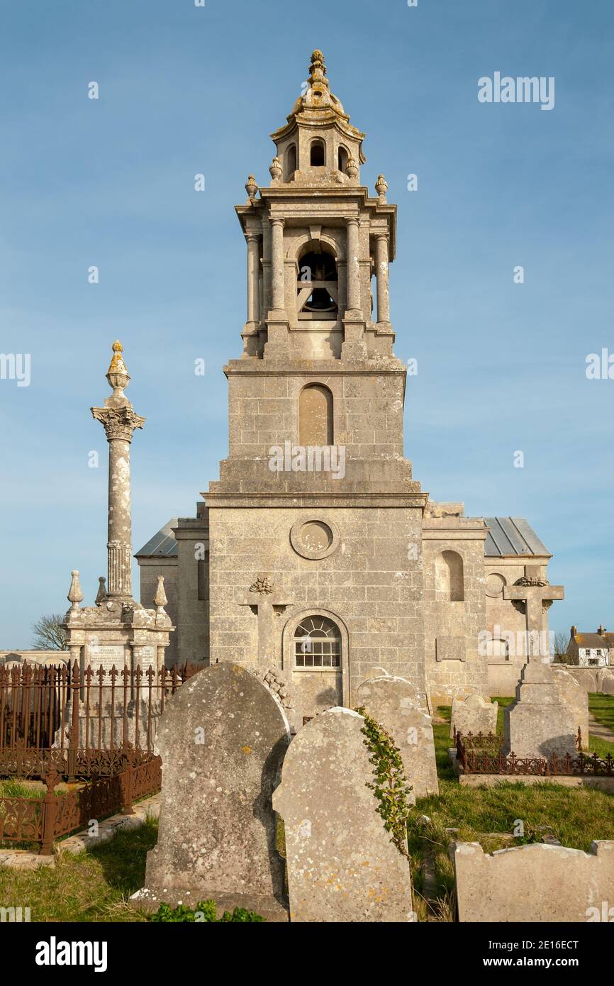 PORTLAND, DORSET, Großbritannien - 15. MÄRZ 2009: Außenansicht der St. George's Church mit alten Grabsteinen auf dem Friedhof Stockfoto