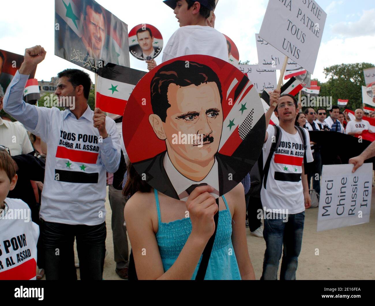Pro Bachar Al-Assad Anhänger demonstrieren am Champ de Mars in Paris, Frankreich, 8. Mai 2011, als syrische Sicherheitskräfte in Teile der Stadt Homs, einem Zentrum der landesweiten Proteste gegen Präsident Bashar al-Assad, eingezogen sind. Foto von Alain Apaydin/ABACAPRESS.COM Stockfoto