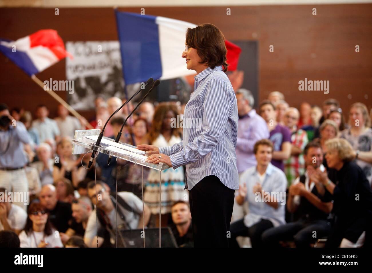 Segolene Royal spricht bei einem Treffen zu Ehren der Errungenschaften des ehemaligen französischen Präsidenten Francois Mitterrand im Espace des Blancs Manteaux in Paris, Frankreich am 8. Mai 2011. Royal lud das Publikum und die Nation ein, ihren Stolz auf die blauen, weißen und roten Farben der französischen Flagge zu schwören und die Idee abzulehnen, dass die französische nationalistische Partei "Front National" ein Monopol auf die Werte hält, die mit den französischen Dreifarben verbunden sind. Foto von Jean-Luc Luyssen/ABACAPRESS.COM Stockfoto