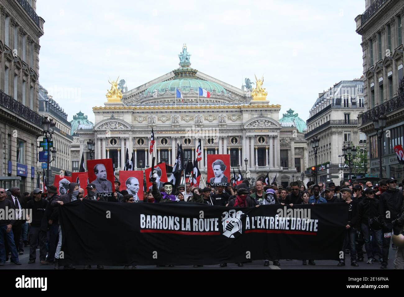Ambiente während der Demonstration der antifaschistischen Bewegung in Frankreich. Die Demonstration wird zur gleichen Zeit des französisch-faschistischen Treffens in Paris organisiert, die beiden Lager sind in Konflikt seit der Entscheidung der Französisch-faschistischen Partei, die jährliche Versammlung zum Gedenken an Sebastien Deyzieu zu tun.in Paris am 8. Mai 2011. Foto von David Fritz/ABACAPRESS.COM Stockfoto