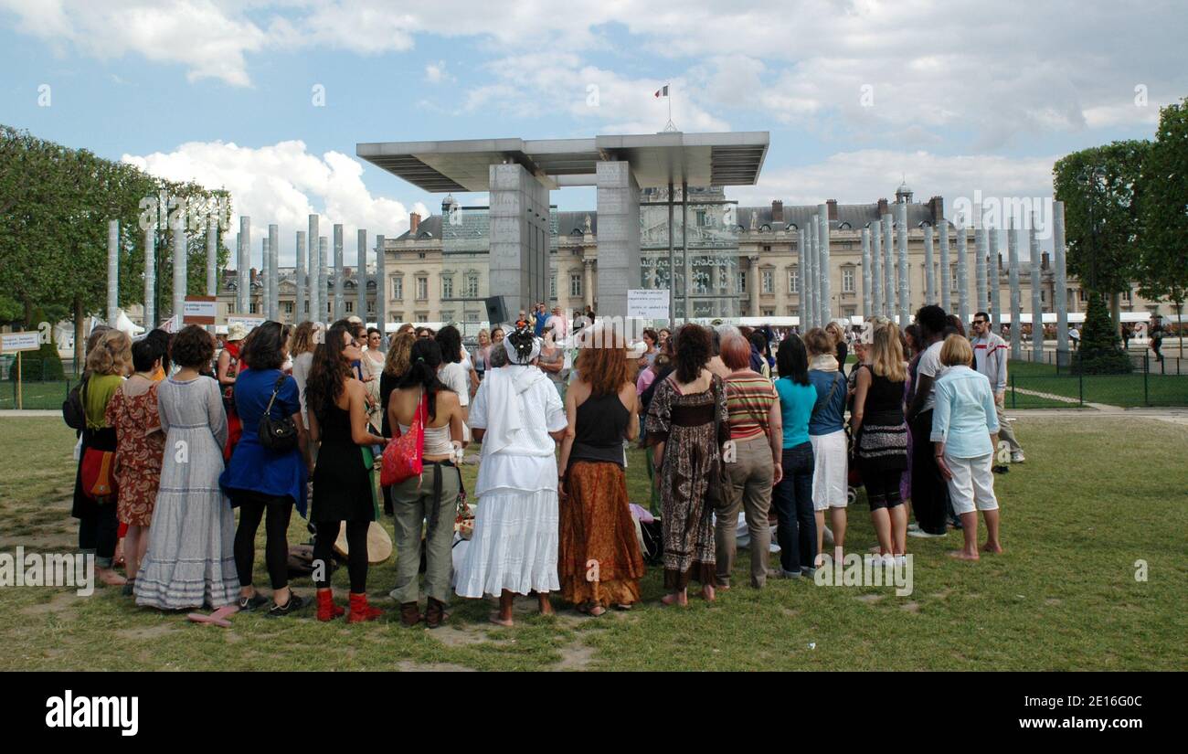 Francis Lalanne participe a la marche mondiale pour les femmes sur le Champ de Mars devant le Mur De La Paix, Paris, France, le 8 Mai 2011. Foto von Alain Apaydin/ABACAPRESS.COM Stockfoto