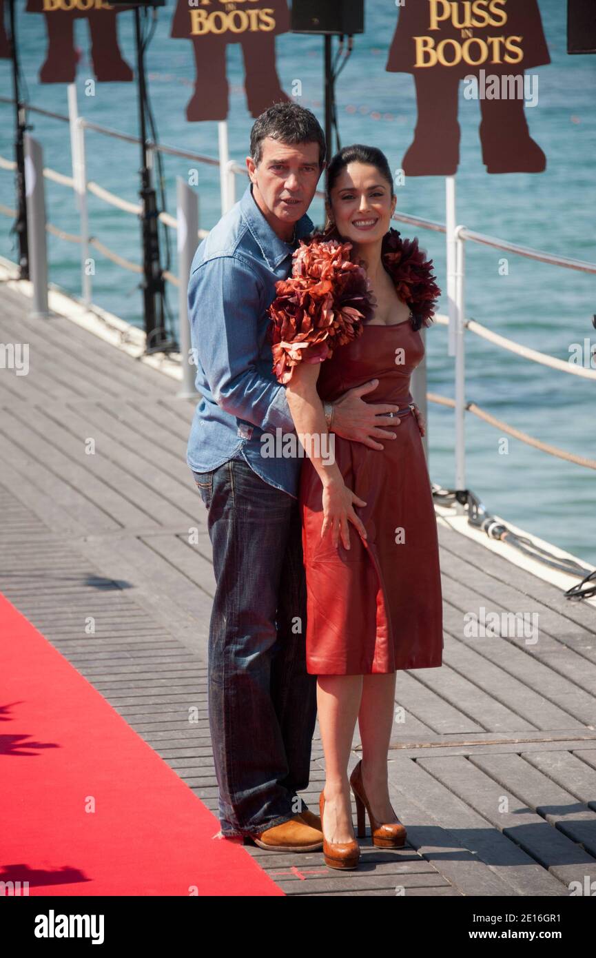 Antonio Banderas und Salma Hayek posieren am 11. Mai 2011 im Hotel Carlton in Cannes, Südfrankreich, bei einer Fotoserie für Dreamworks' Animationsfilm 'Puss in Boots' (Le Chat Botte) im Rahmen der 64. Internationalen Filmfestspiele von Cannes. Banderas ist die Stimme von Puss in Boot, Salma Hayek die Stimme von Kitty Softpaws. Foto von Nicolas Genin/ABACAPRESS.COM Stockfoto