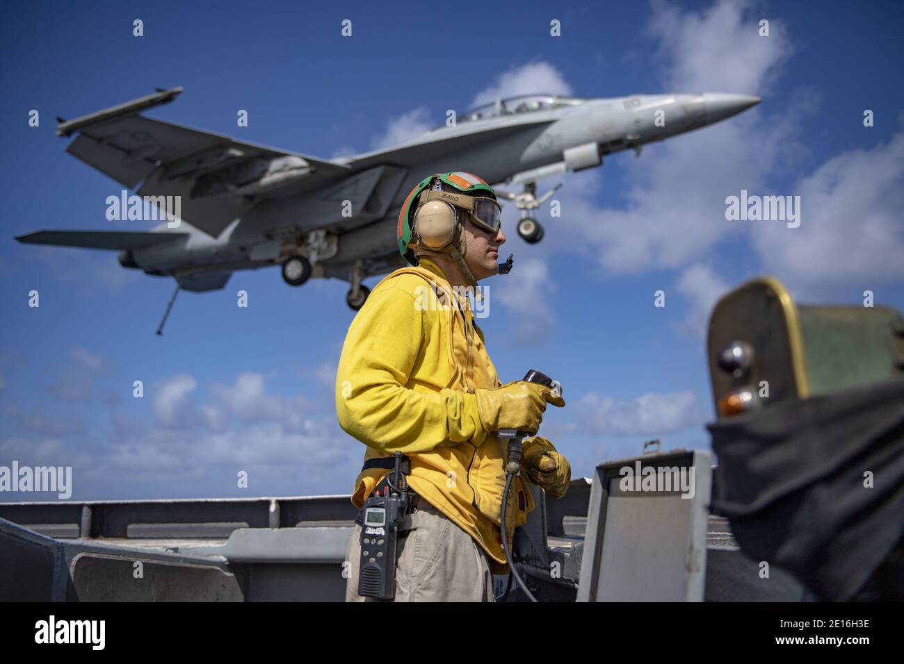 Indischer Ozean, Vereinigte Staaten. Januar 2021. U.S. Navy LT. Joseph Bayo, betreibt das Flugdeck Arresting Gear, als F/A-18F Super Hornet Kampfjet von den kämpfenden Redcocks von Strike Fighter Squadron 22, nähert sich, um auf dem Flugdeck des Nimitz-Klasse Flugzeugträger USS Nimitz 1. Januar 2021 im Indischen Ozean zu landen. Die Nimitz sollte in den Heimathafen zurückkehren, wurde aber wegen der zunehmenden Spannungen in der Nähe des Iran beibehalten. Quelle: Planetpix/Alamy Live News Stockfoto