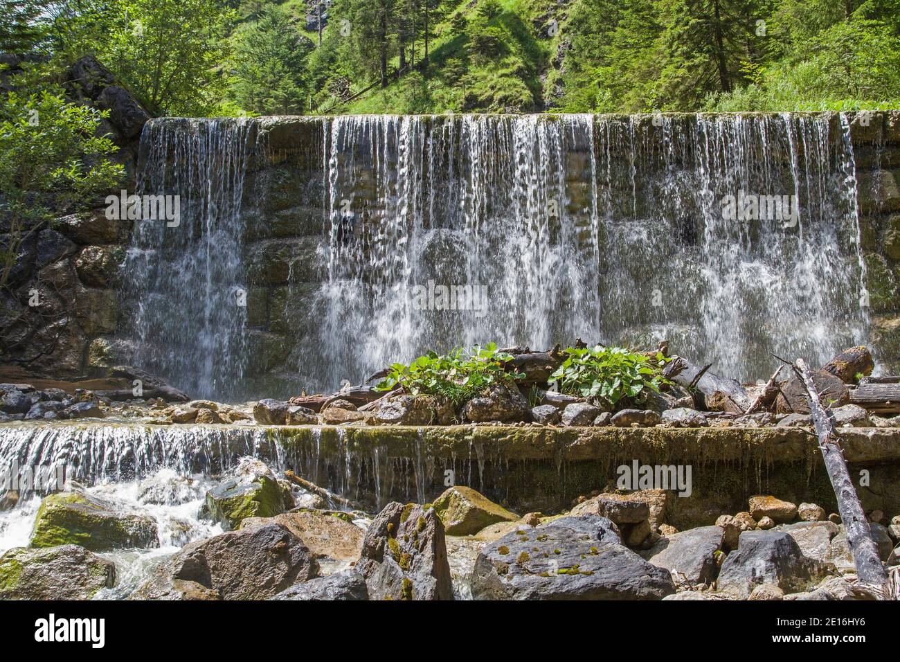 Er Hindernisse Und Bachregelungen Im Kühalpenbachtal Bei Grawang In Oberbayern Mit Dem Ergebnis Sehenswerte Wasserspiele Stockfoto
