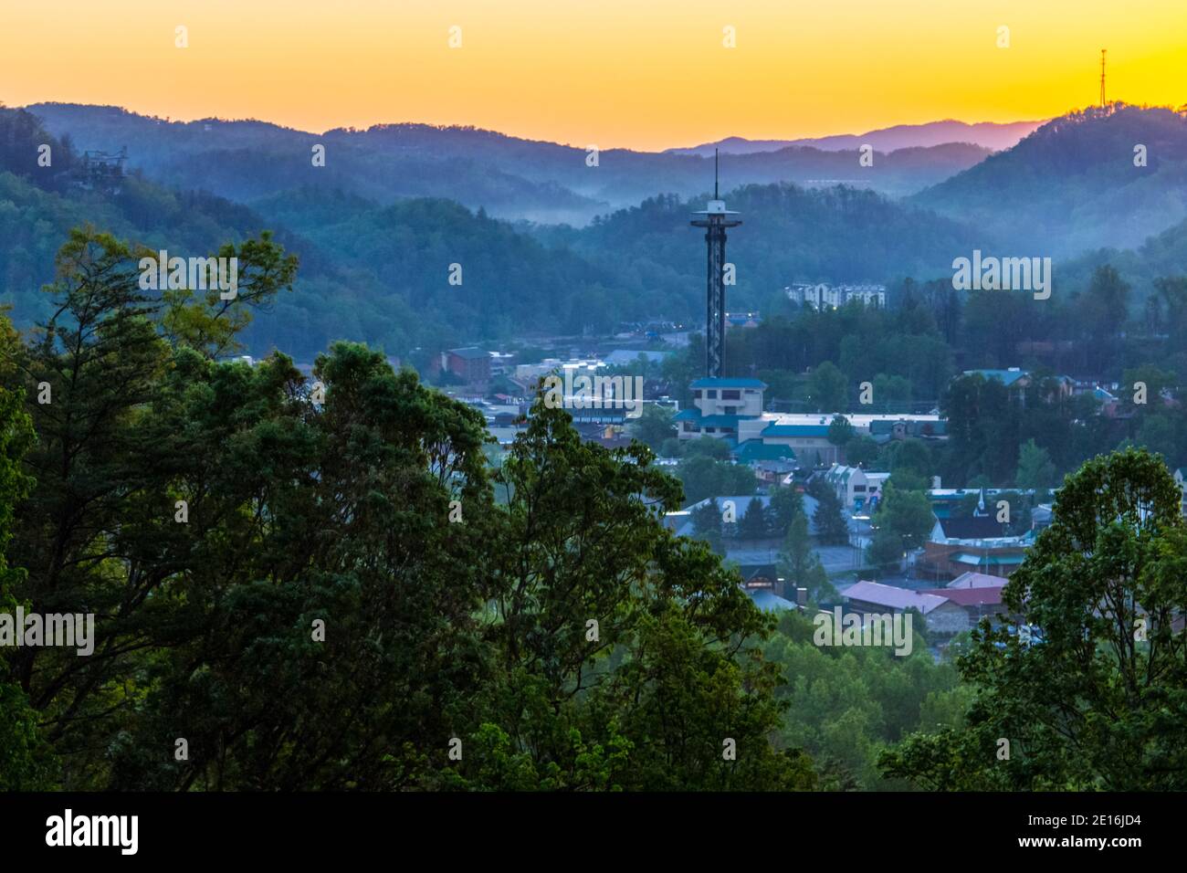 Gatlinburg Tennessee Sonnenaufgang. Skyline der Stadt des kleinen Resorts Gatlinburg, umgeben von den Gipfeln des Great Smoky Mountains National Park. Stockfoto