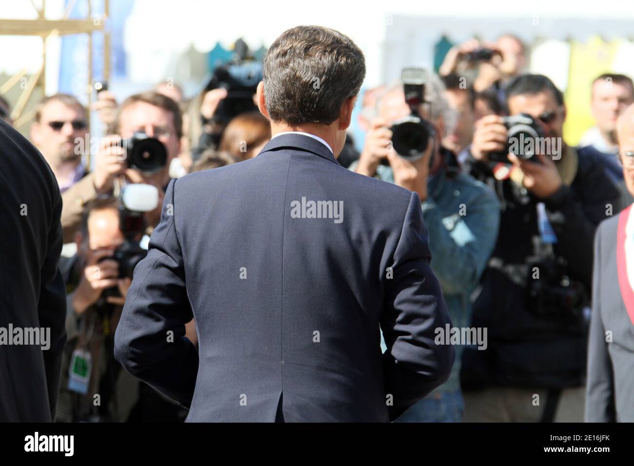 Der französische Präsident Nicolas Sarkozy begrüßt die Anhänger am 12. Mai 2011 in Arras, Nordfrankreich. Sarkozy macht einen Besuch, der sich auf Agrarfragen konzentriert. Foto von Sylvain Lefevre/ABACAPRESS.COM Stockfoto