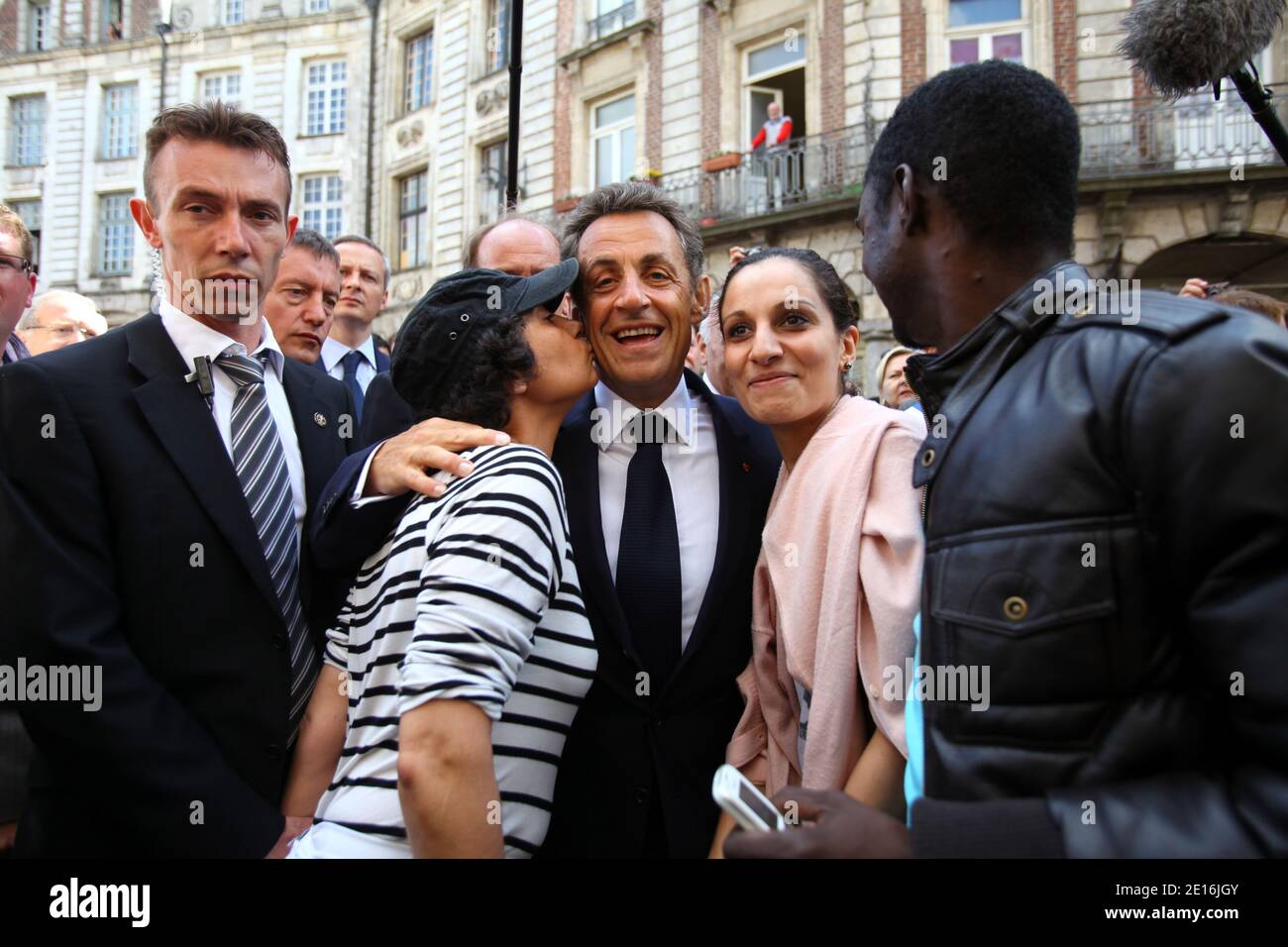 Der französische Präsident Nicolas Sarkozy begrüßt die Anhänger am 12. Mai 2011 in Arras, Nordfrankreich. Sarkozy macht einen Besuch, der sich auf Agrarfragen konzentriert. Foto von Sylvain Lefevre/ABACAPRESS.COM Stockfoto