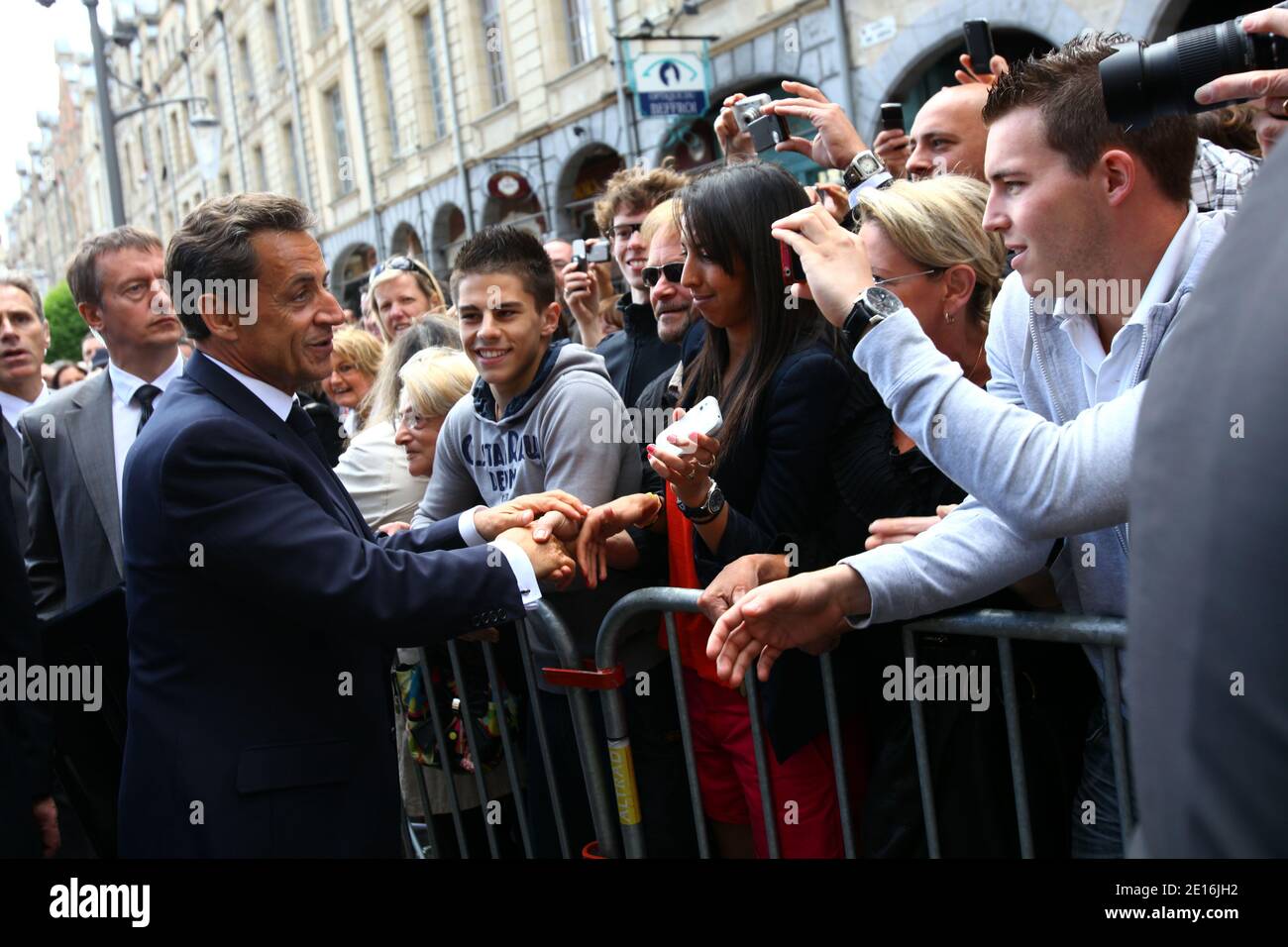 Der französische Präsident Nicolas Sarkozy begrüßt die Anhänger am 12. Mai 2011 in Arras, Nordfrankreich. Sarkozy macht einen Besuch, der sich auf Agrarfragen konzentriert. Foto von Sylvain Lefevre/ABACAPRESS.COM Stockfoto