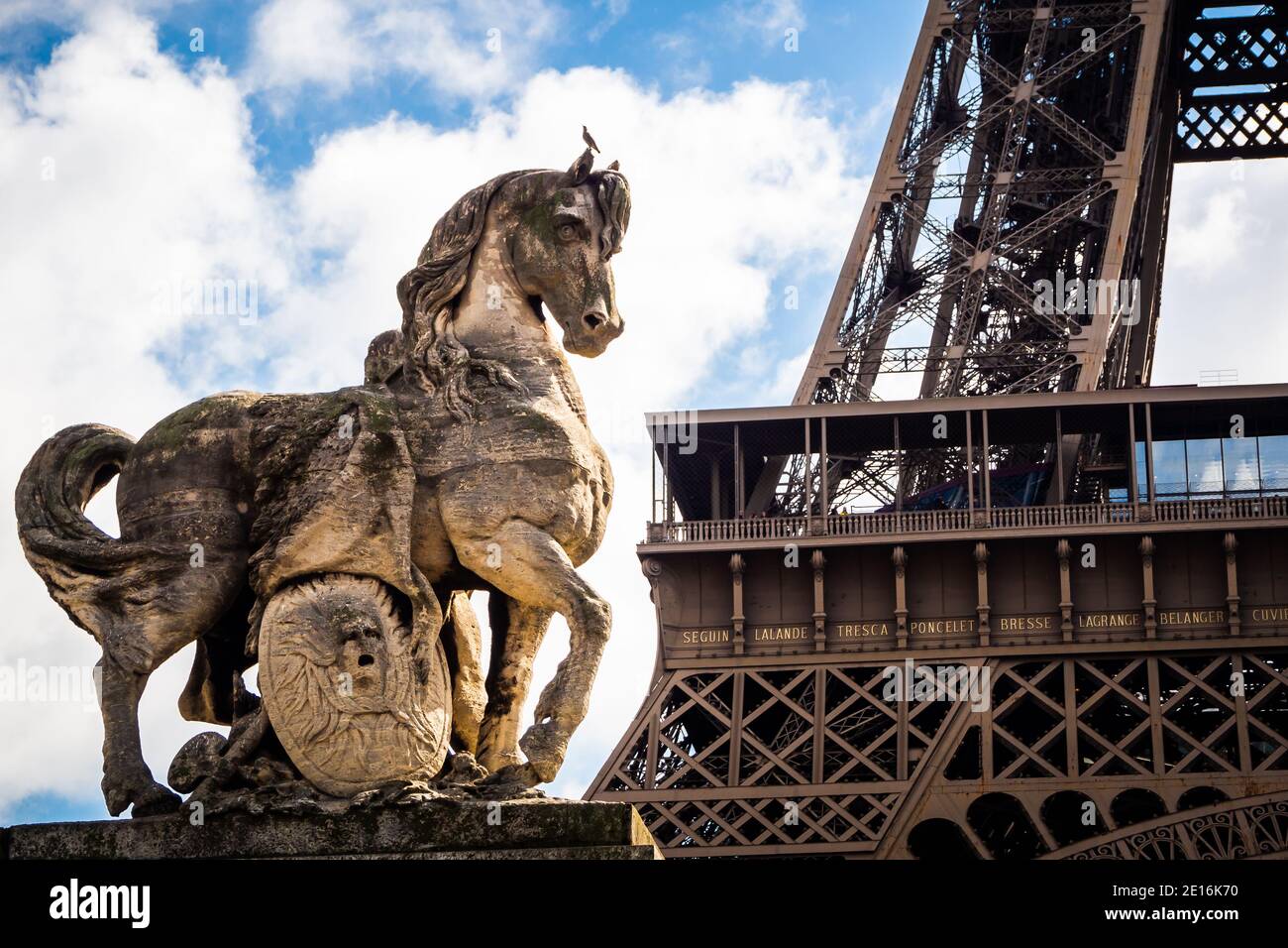 Pariser Fahrt auf dem Eiffelturm in Paris, Frankreich Stockfoto