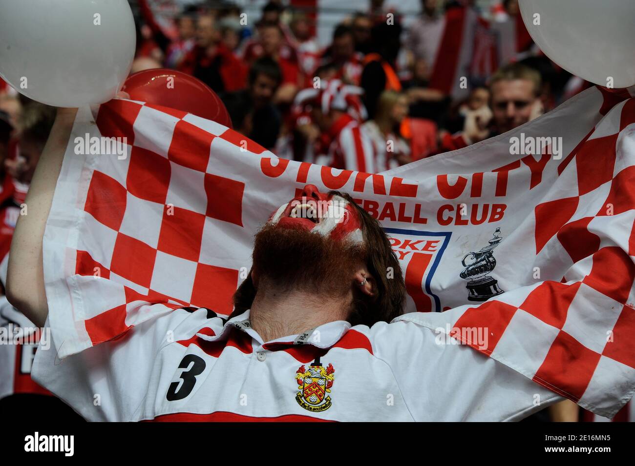 Die Fans von Stoke City während des englischen Fußballfinales Manchester City gegen Stoke City im Wembley Stadium, London, England, am 14. Mai 2011. Manchester City gewann XX. Foto von Henri Szwarc/ABACAPRESS.COM Stockfoto