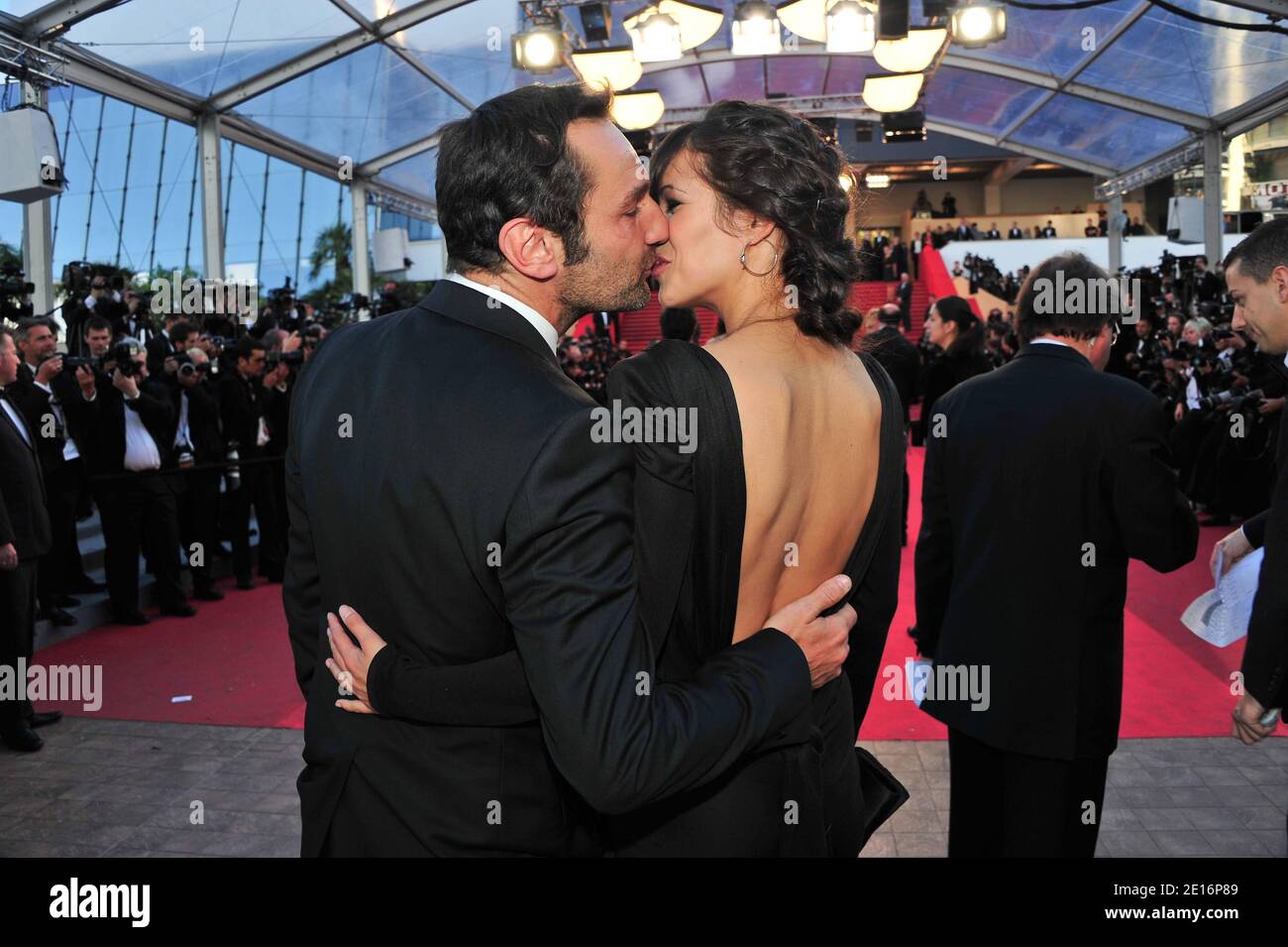 Gilles Lellouche und Melanie Doutey kommen zur Vorführung von "The Artist", die im Wettbewerb im Bereich Spielfilme im Rahmen der 64. Internationalen Filmfestspiele von Cannes am 15. Mai 2011 im Palais des Festivals in Cannes, Südfrankreich, präsentiert wird. Foto von Hahn-Nebinger-Genin/ABACAPRESS.COM Stockfoto