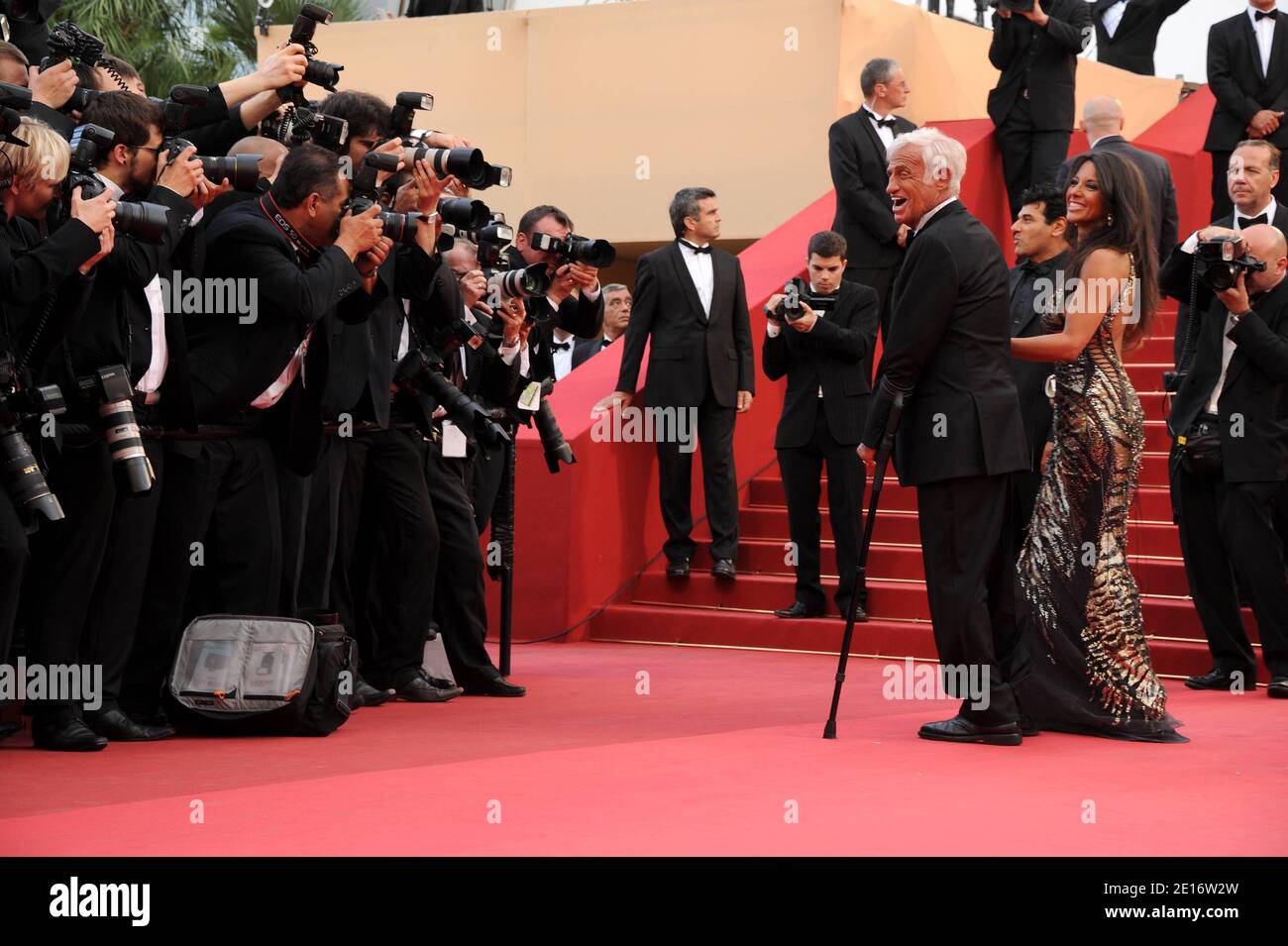 Jean-Paul Belmondo und Barbara Gandolfi kommen zur Vorführung des Dokumentarfilms "ITINERAIRE" von Vincent Perrot und A Tribute to Jean-Paul Belmondo im Rahmen der 64. Internationalen Filmfestspiele von Cannes am 17. Mai 2011 im Palais des Festivals in Cannes, Südfrankreich. Foto von Hahn-Nebinger-Genin/ABACAPRESS.COM Stockfoto