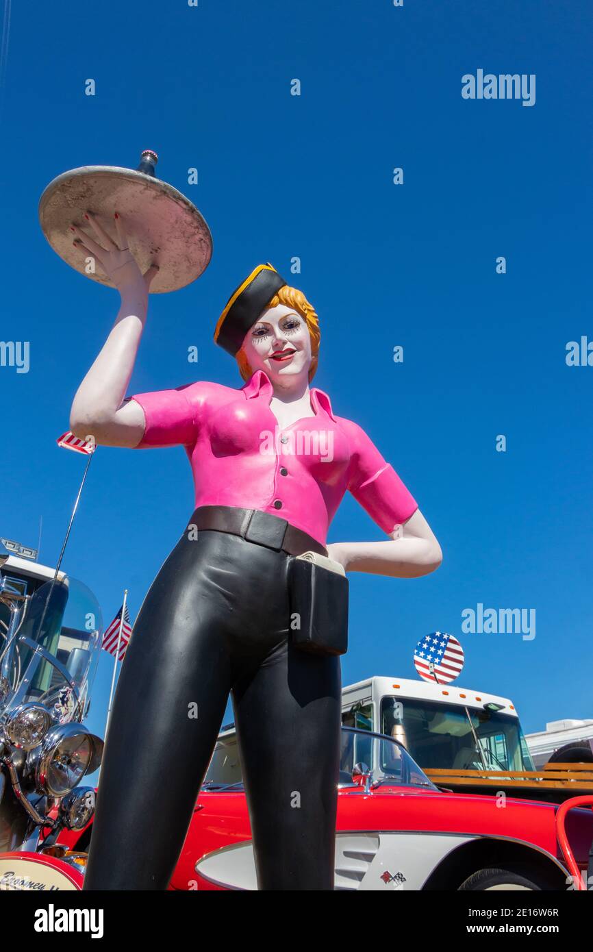 Klassische Schaufensterpuppe mit weiblichem Fast-Food-BarHop auf Rollschuhen mit Koks auf einem Tablett bei der klassischen amerikanischen Autoshow Stars & Stripes Stockfoto
