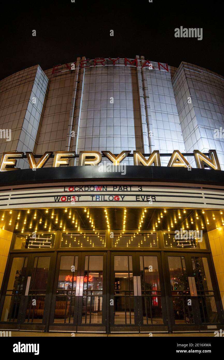 'Lockdown Part 3, Worst Trilogy ever' unterschreiben in einem Kino in London Stockfoto