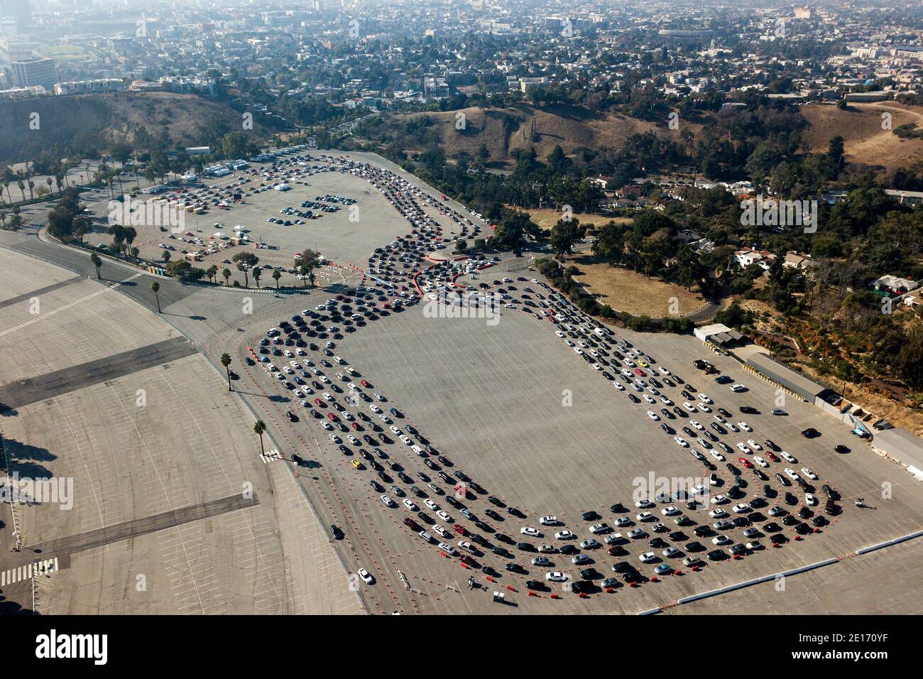 Los Angeles, Kalifornien, USA. Januar 2021. Autofahrer warten in langen Schlangen, um einen Coronavirus-Test auf einem Parkplatz am Dodger Stadium zu machen. Das Testgelände ist das größte in den Vereinigten Staaten und hat seit seiner Eröffnung zu Beginn der Pandemie mehr als eine Million Menschen getestet. Los Angeles und Südkalifornien sind das Epizentrum der größten Welle von Menschen, die mit dem Virus infiziert in den USA. Kredit: Ringo Chiu/ZUMA Wire/Alamy Live Nachrichten Stockfoto