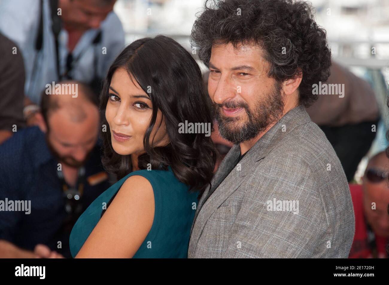 Leila Bekhti und Regisseurin Radu Mihaileanu bei einer Fotoschau für den Film 'die Quelle' (Originaltitel: 'La Source des Femmes'), der im Wettbewerb der Sektion Spielfilme im Rahmen der 64. Internationalen Filmfestspiele von Cannes am 21. Mai 2011 im Palais des Festivals in Cannes, Südfrankreich, präsentiert wurde. Foto von Hahn-Nebinger-Genin/ABACAPRESS.COM Stockfoto